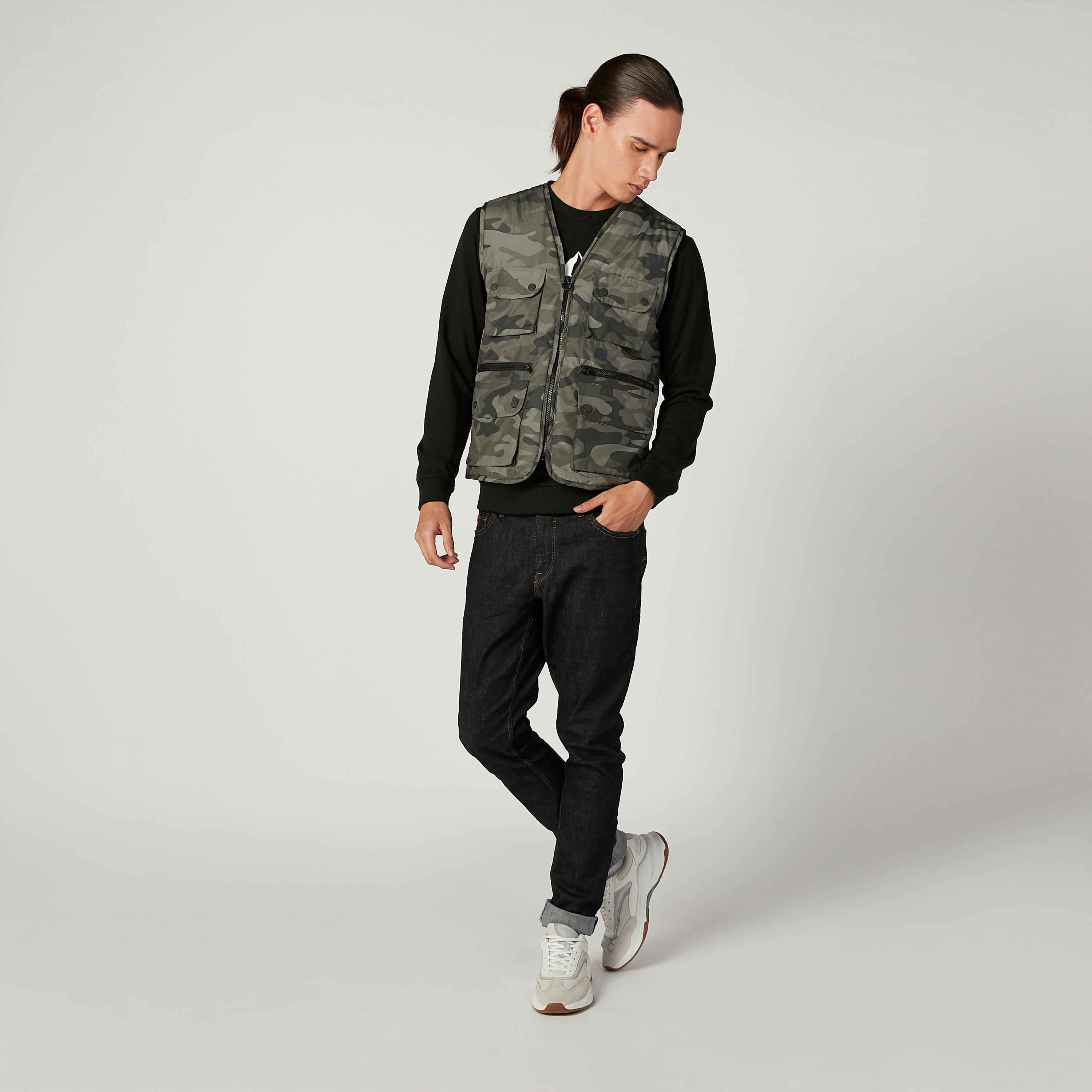 Camouflage Printed Gilet Jacket with Zip Closure and Pockets-men-clothing-jacketsandblazers-jackets-image-2