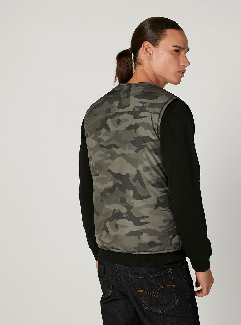 Camouflage Printed Gilet Jacket with Zip Closure and Pockets-men-clothing-jacketsandblazers-jackets-image-4