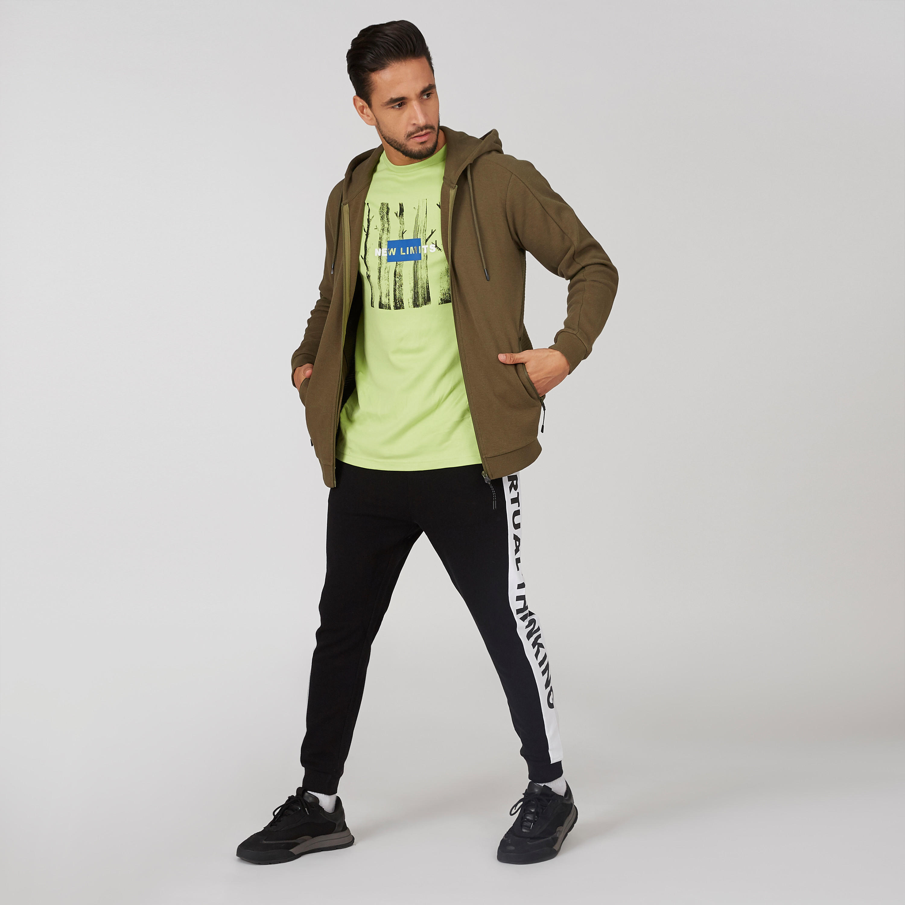 جاكيت بارزة الملمس بقبّعة وجيوب كانجارو-men-clothing-jacketsandblazers-jackets-image-1