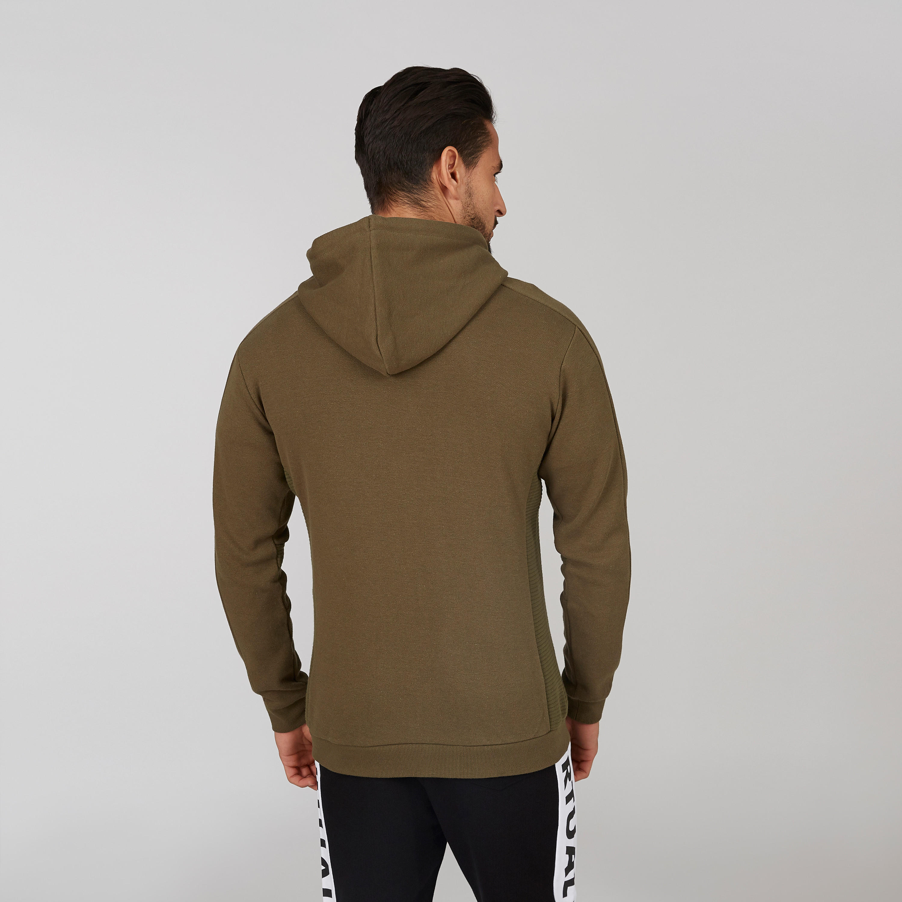 جاكيت بارزة الملمس بقبّعة وجيوب كانجارو-men-clothing-jacketsandblazers-jackets-image-2