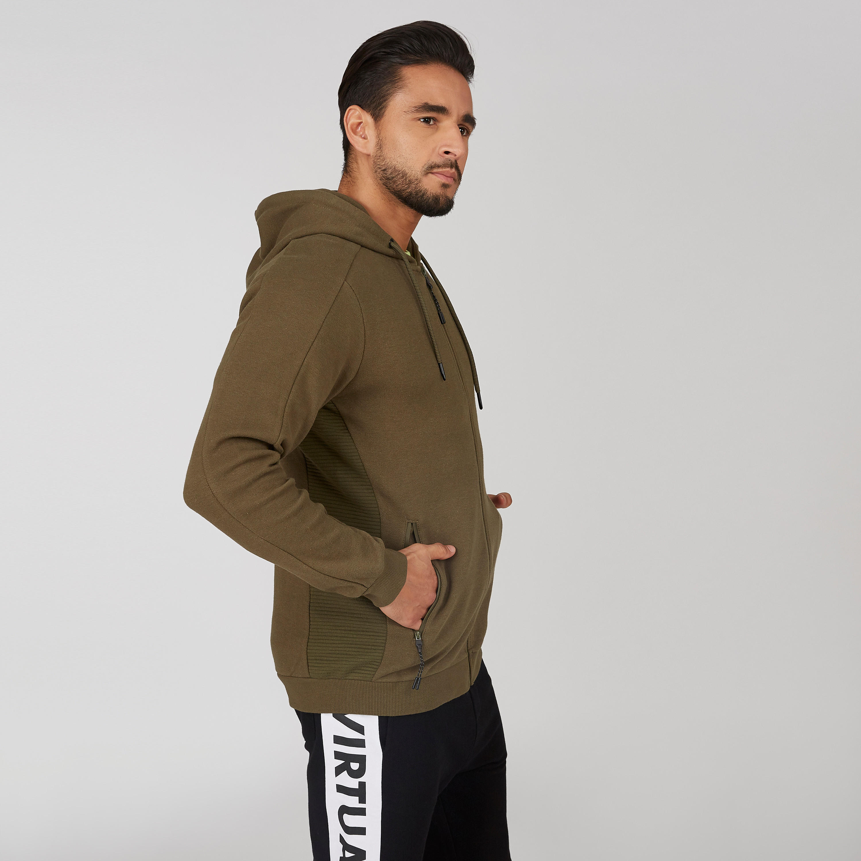 جاكيت بارزة الملمس بقبّعة وجيوب كانجارو-men-clothing-jacketsandblazers-jackets-image-3
