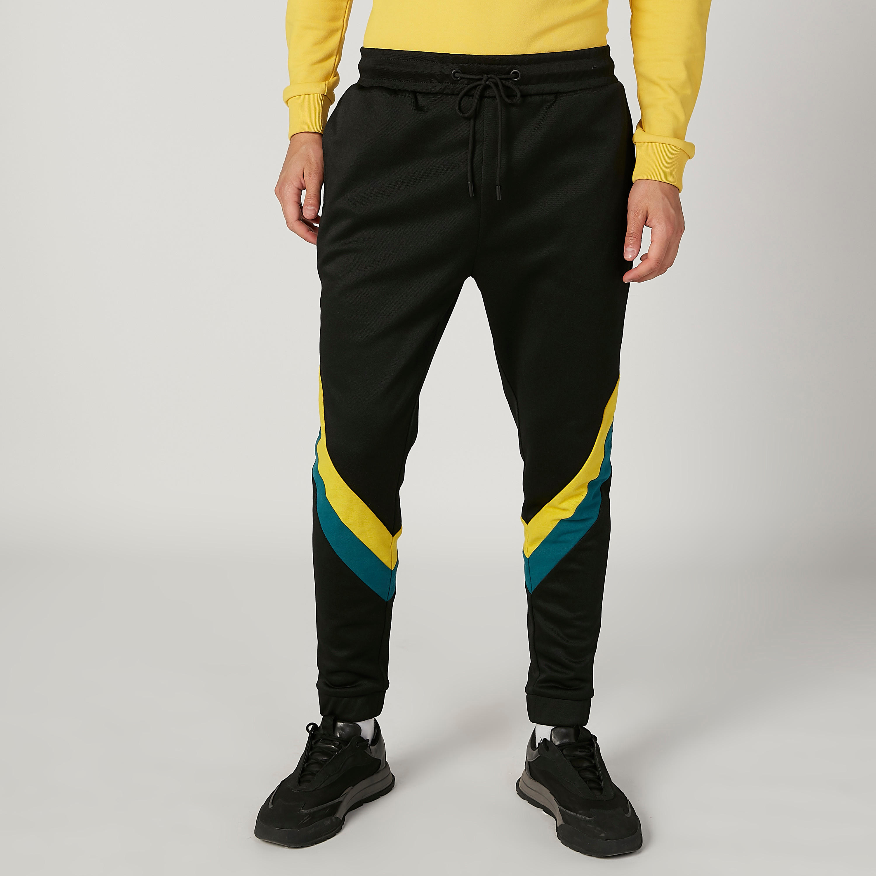 بنطلون رياضي مستدام مخطط بخصر مطاطي وطبعات -men-clothing-bottoms-joggers-image-1