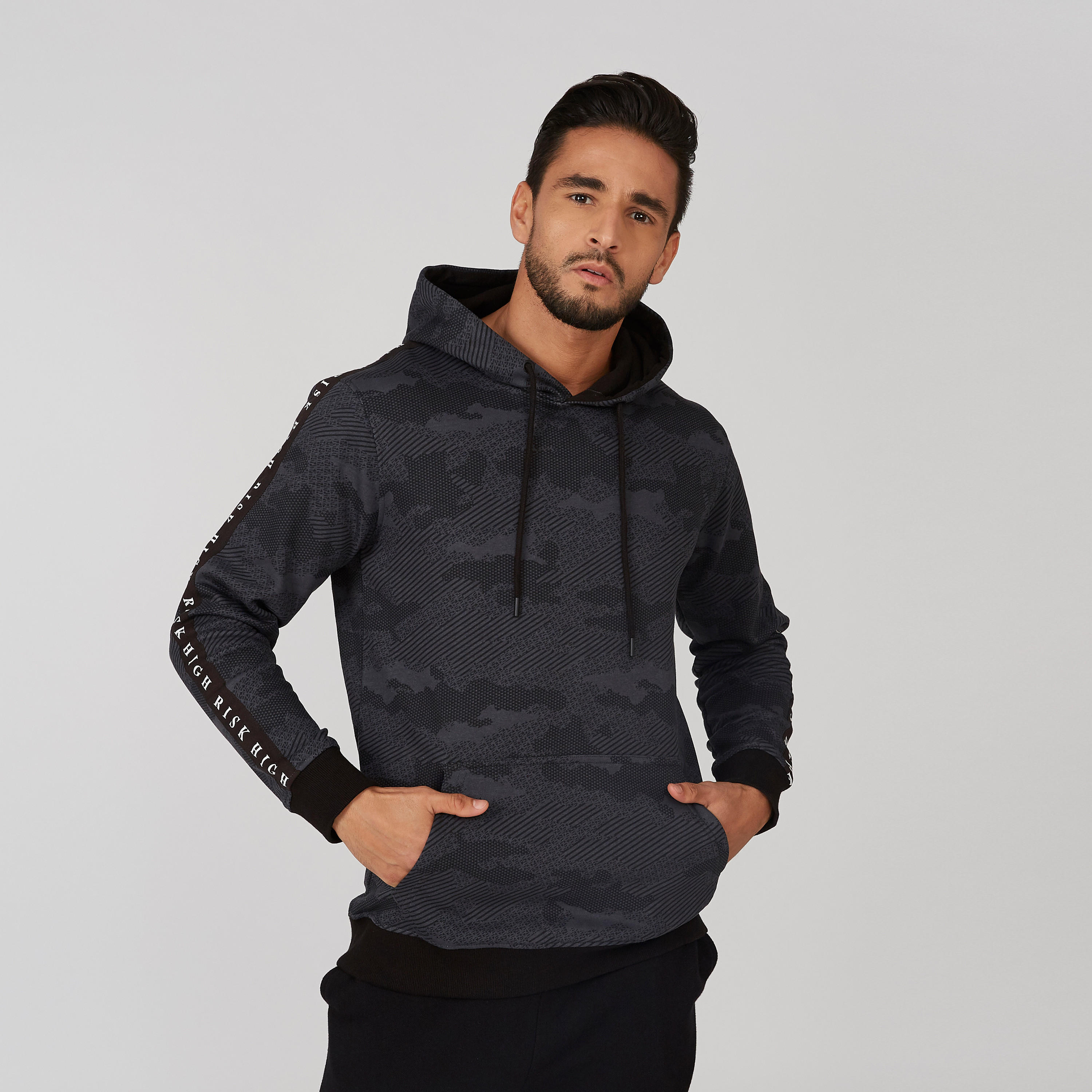 سويت شيرت بأكمام طويلة وشريطة وطبعات-men-winterwear-hoodiesandsweatshirts-image-1