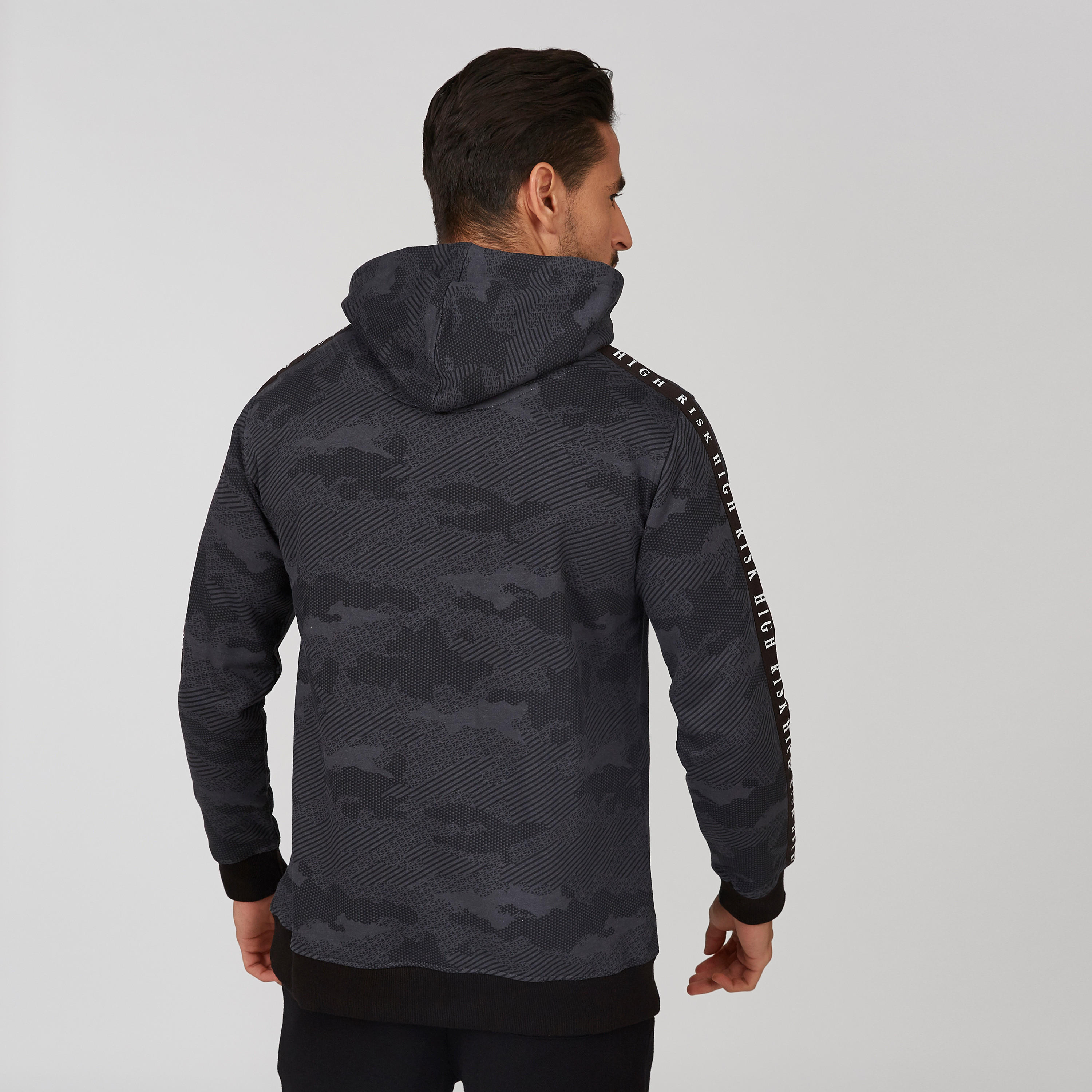 سويت شيرت بأكمام طويلة وشريطة وطبعات-men-winterwear-hoodiesandsweatshirts-image-2
