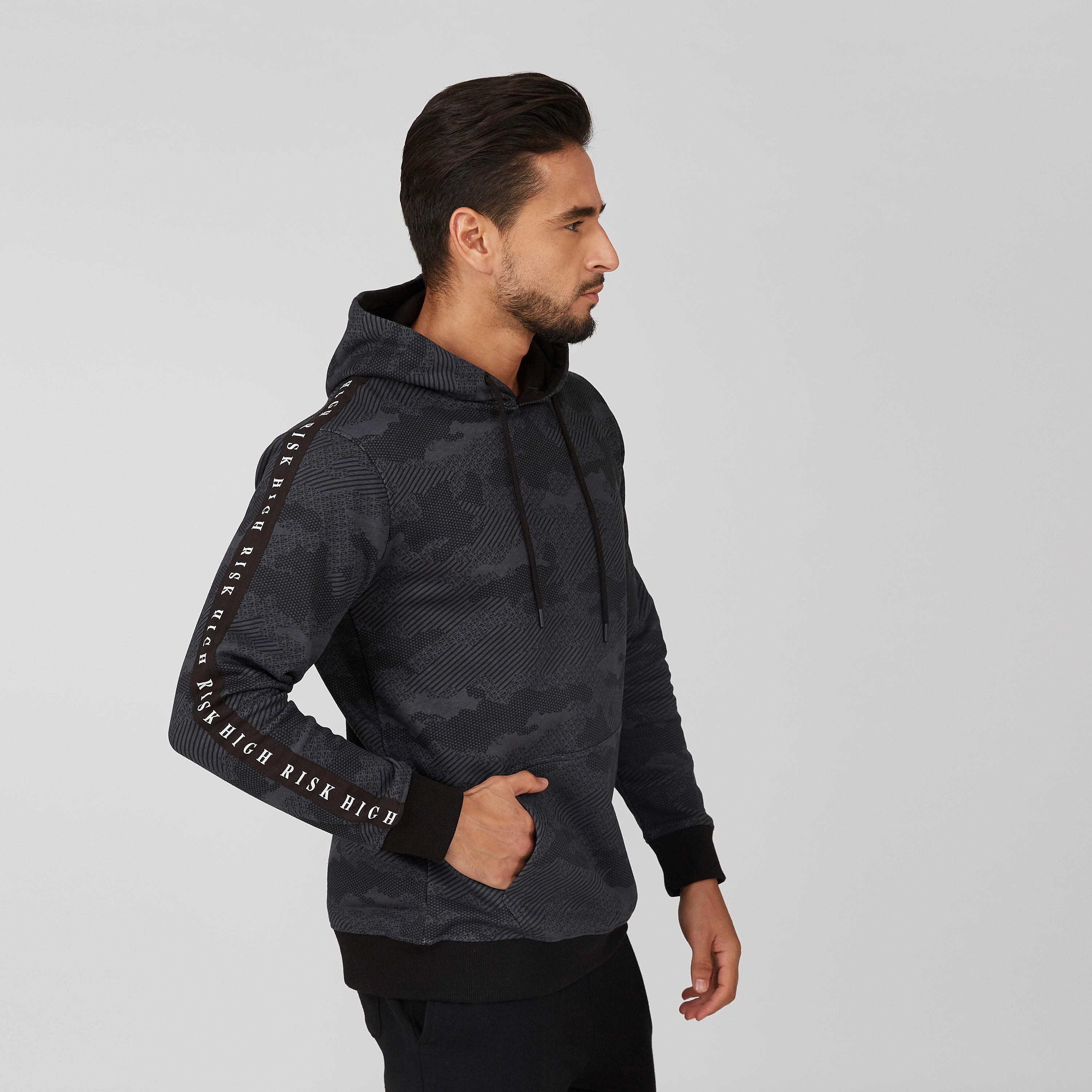 سويت شيرت بأكمام طويلة وشريطة وطبعات-men-winterwear-hoodiesandsweatshirts-image-4