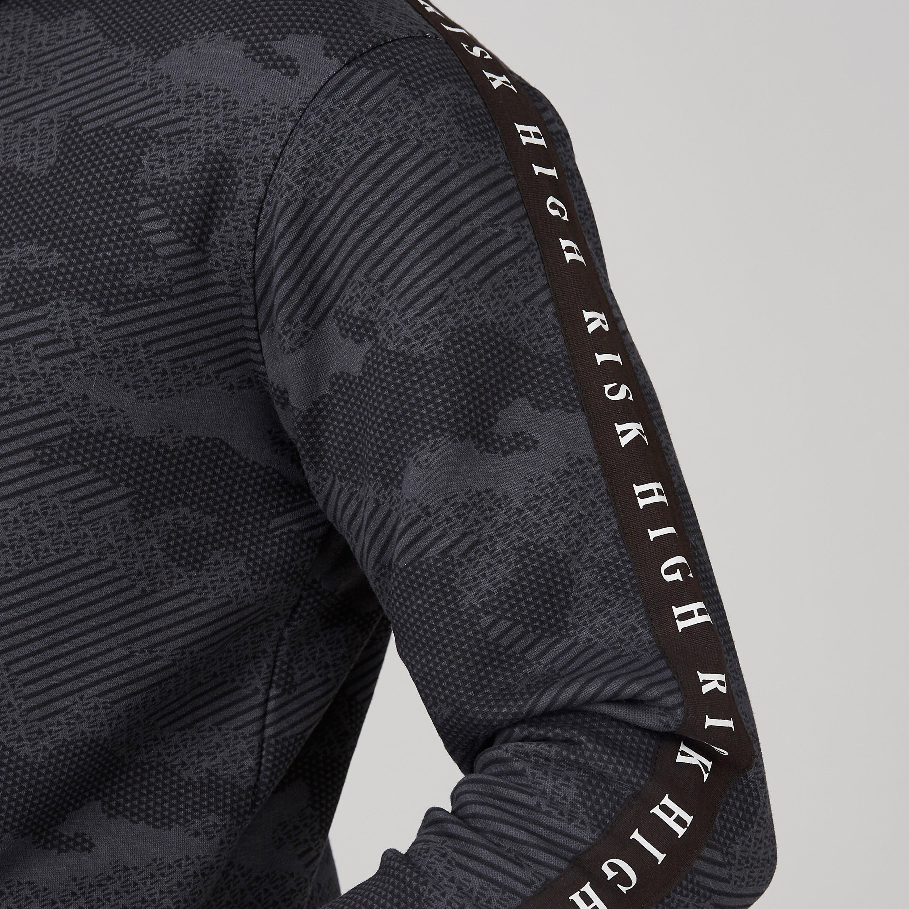 سويت شيرت بأكمام طويلة وشريطة وطبعات-men-winterwear-hoodiesandsweatshirts-image-5