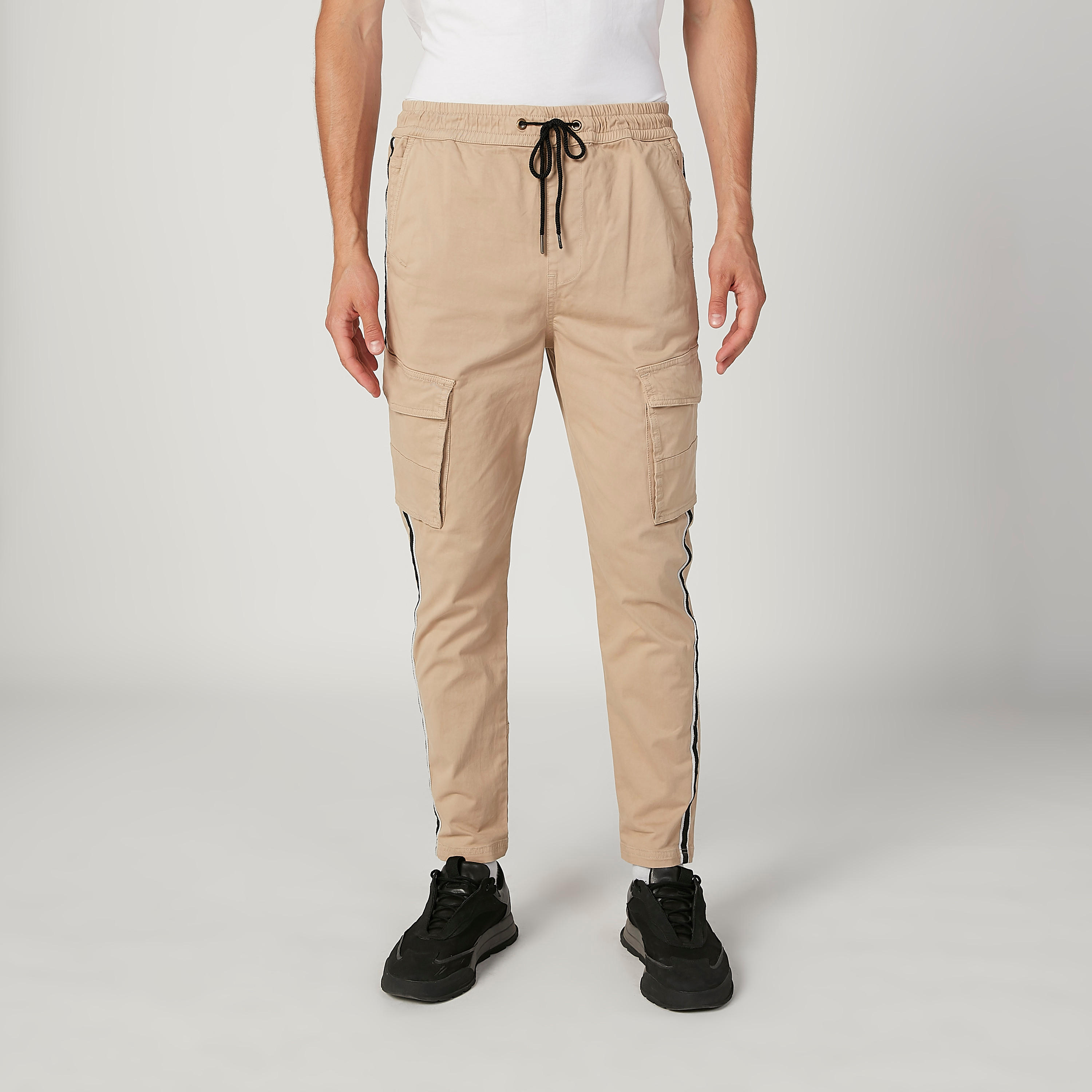 بنطلون طويل سادة بخصر مطاطي مع تفاصيل جيوب-men-clothing-bottoms-trousersandchinos-trousers-image-1