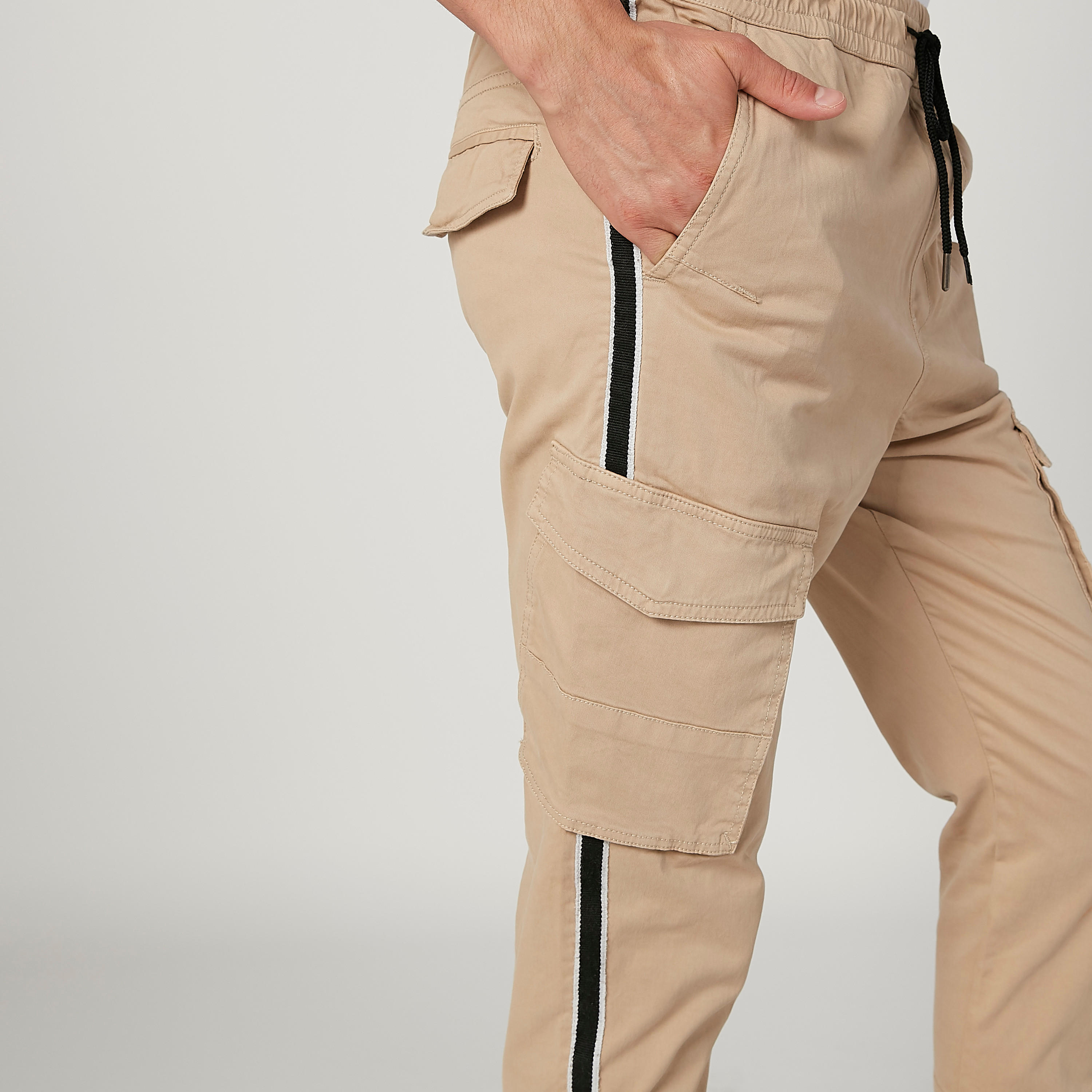 بنطلون طويل سادة بخصر مطاطي مع تفاصيل جيوب-men-clothing-bottoms-trousersandchinos-trousers-image-3