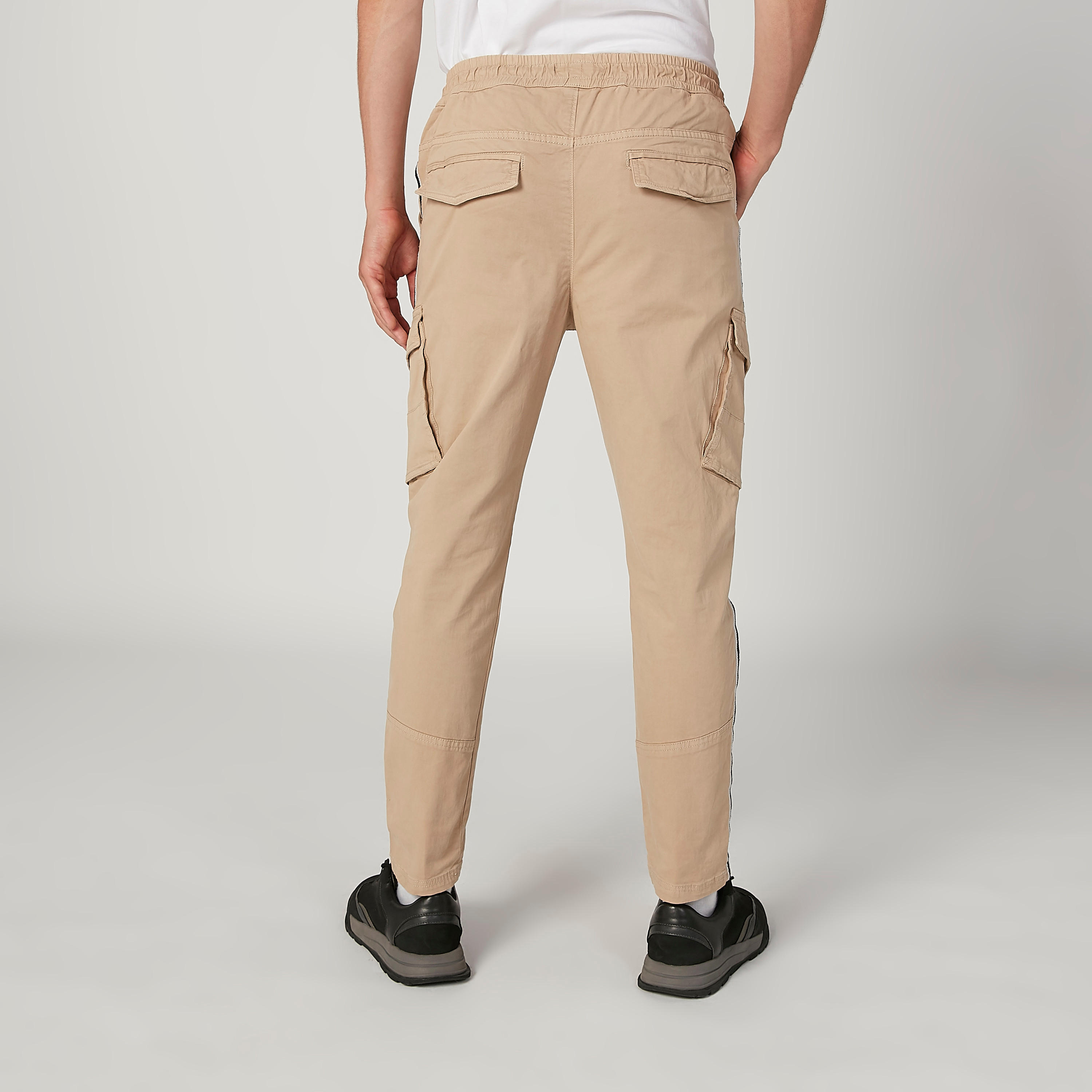 بنطلون طويل سادة بخصر مطاطي مع تفاصيل جيوب-men-clothing-bottoms-trousersandchinos-trousers-image-4