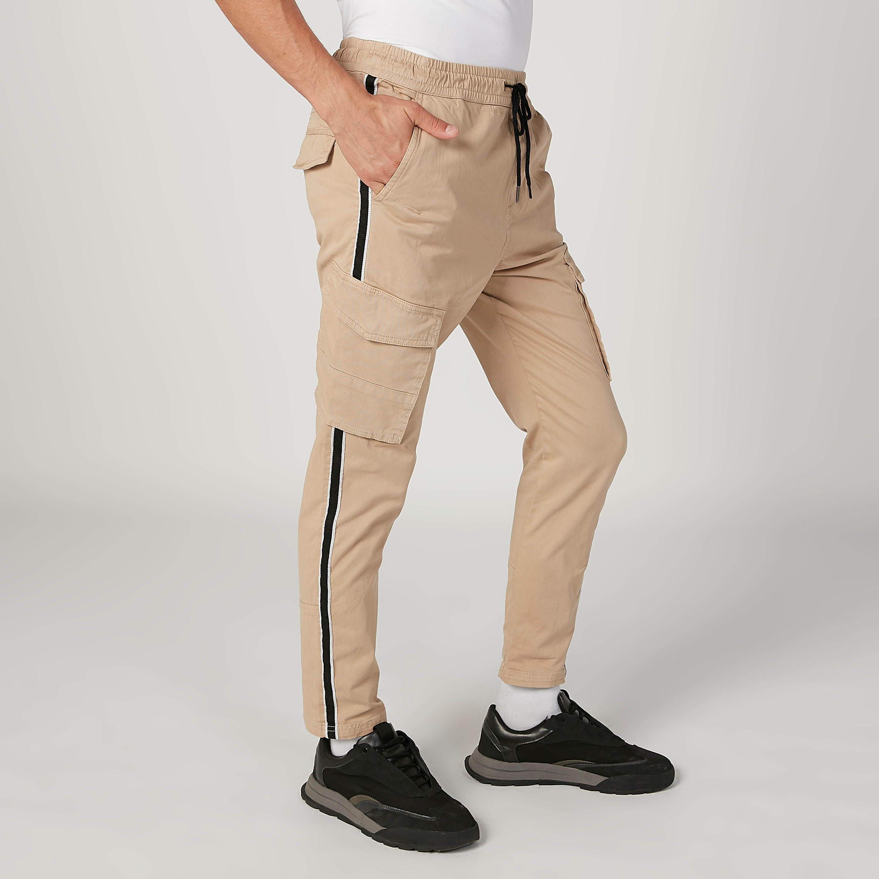 بنطلون طويل سادة بخصر مطاطي مع تفاصيل جيوب-men-clothing-bottoms-trousersandchinos-trousers-image-5