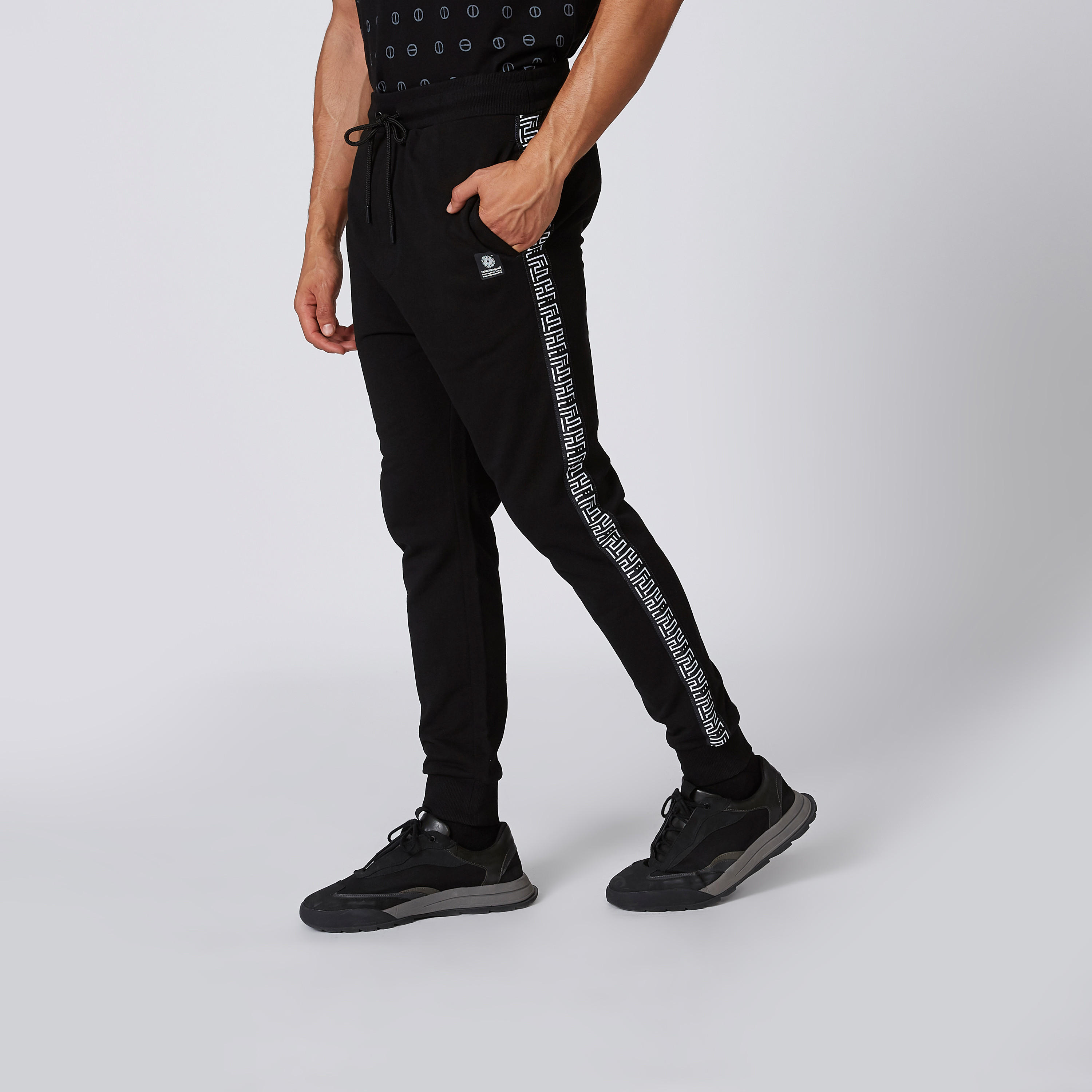 بنطلون رياضي طويل بجيوب وشريطة-men-clothing-bottoms-joggers-image-4