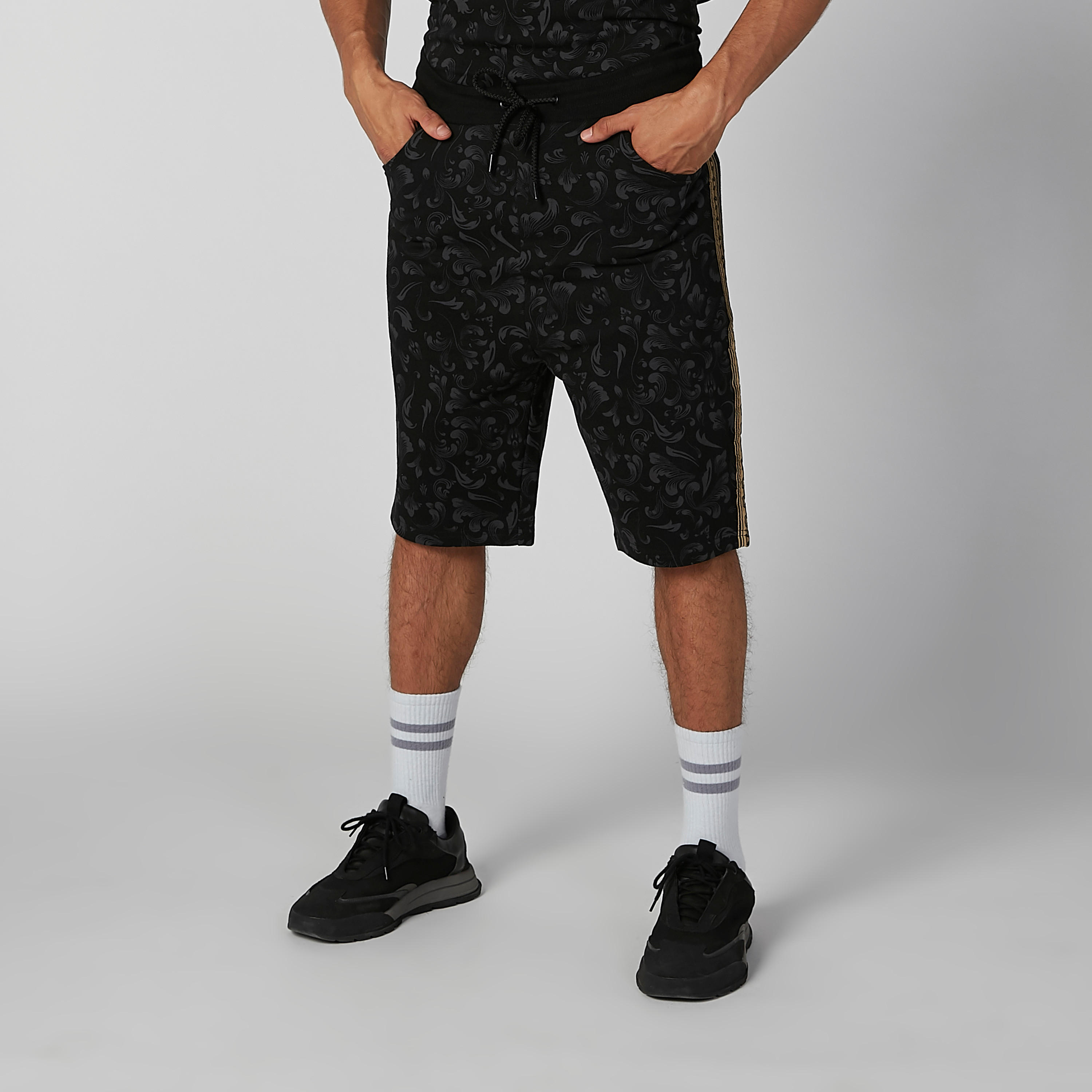 شورت مستدام بخصر مرن وجيوب وطبعات -men-clothing-bottoms-shorts-image-1