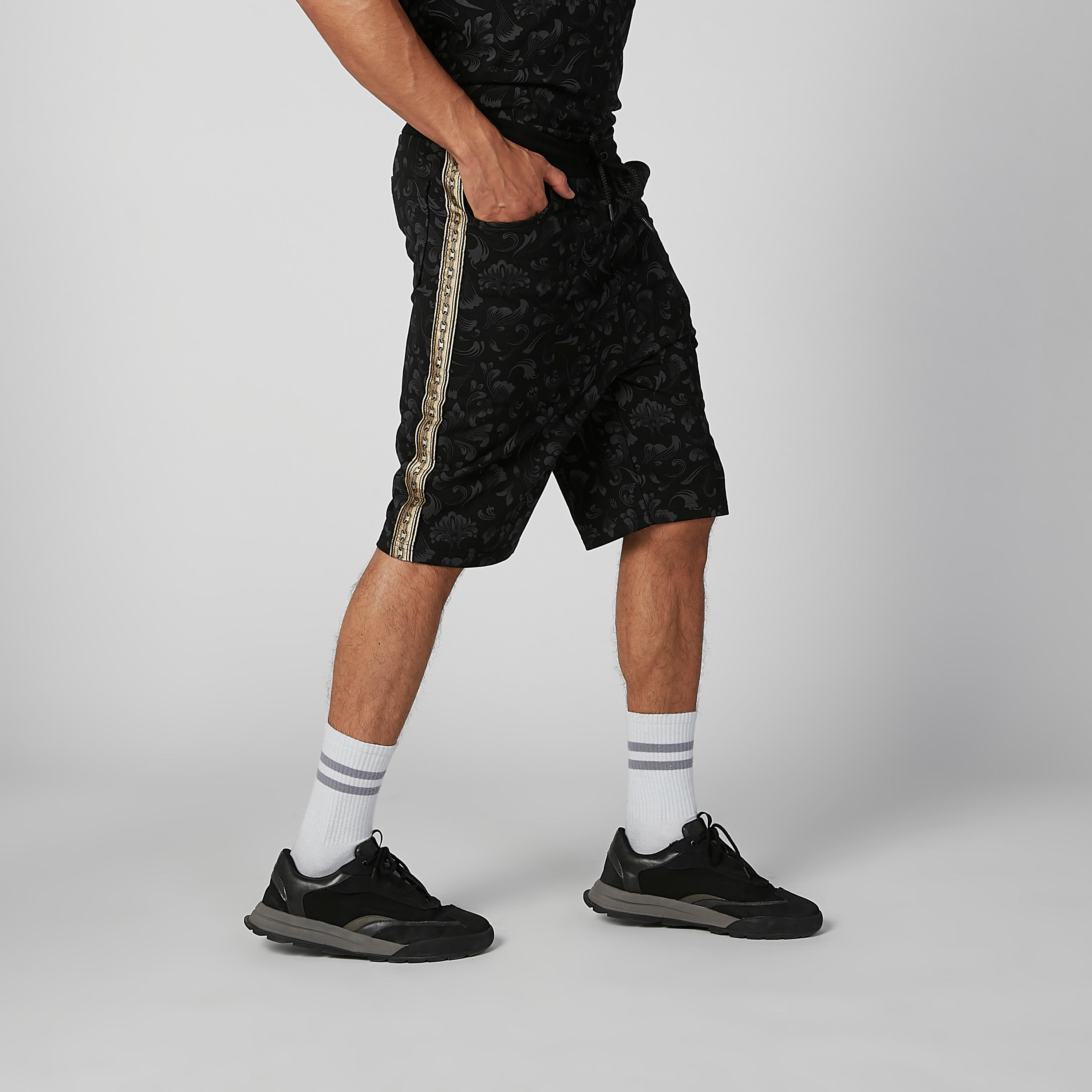شورت مستدام بخصر مرن وجيوب وطبعات -men-clothing-bottoms-shorts-image-2