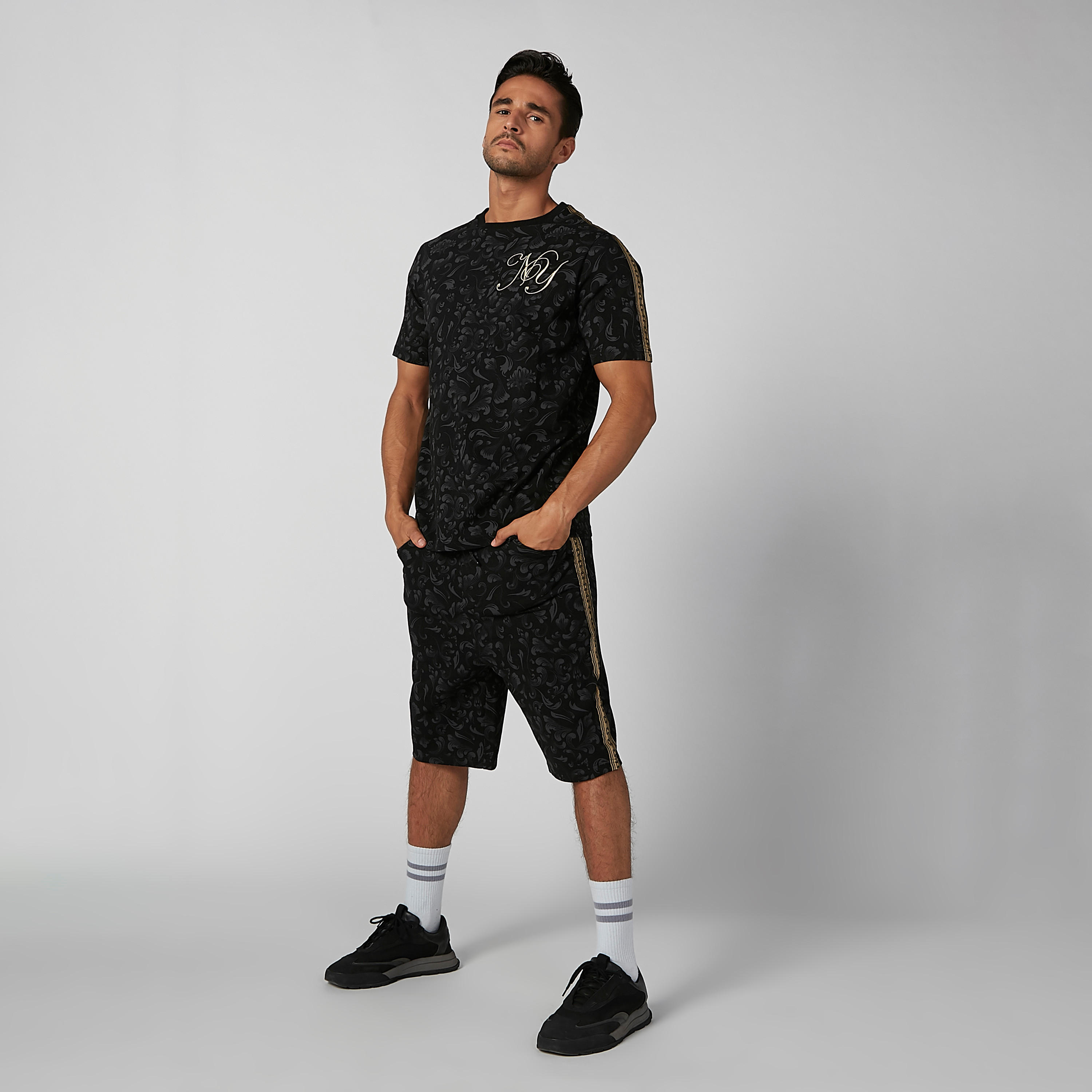 شورت مستدام بخصر مرن وجيوب وطبعات -men-clothing-bottoms-shorts-image-3