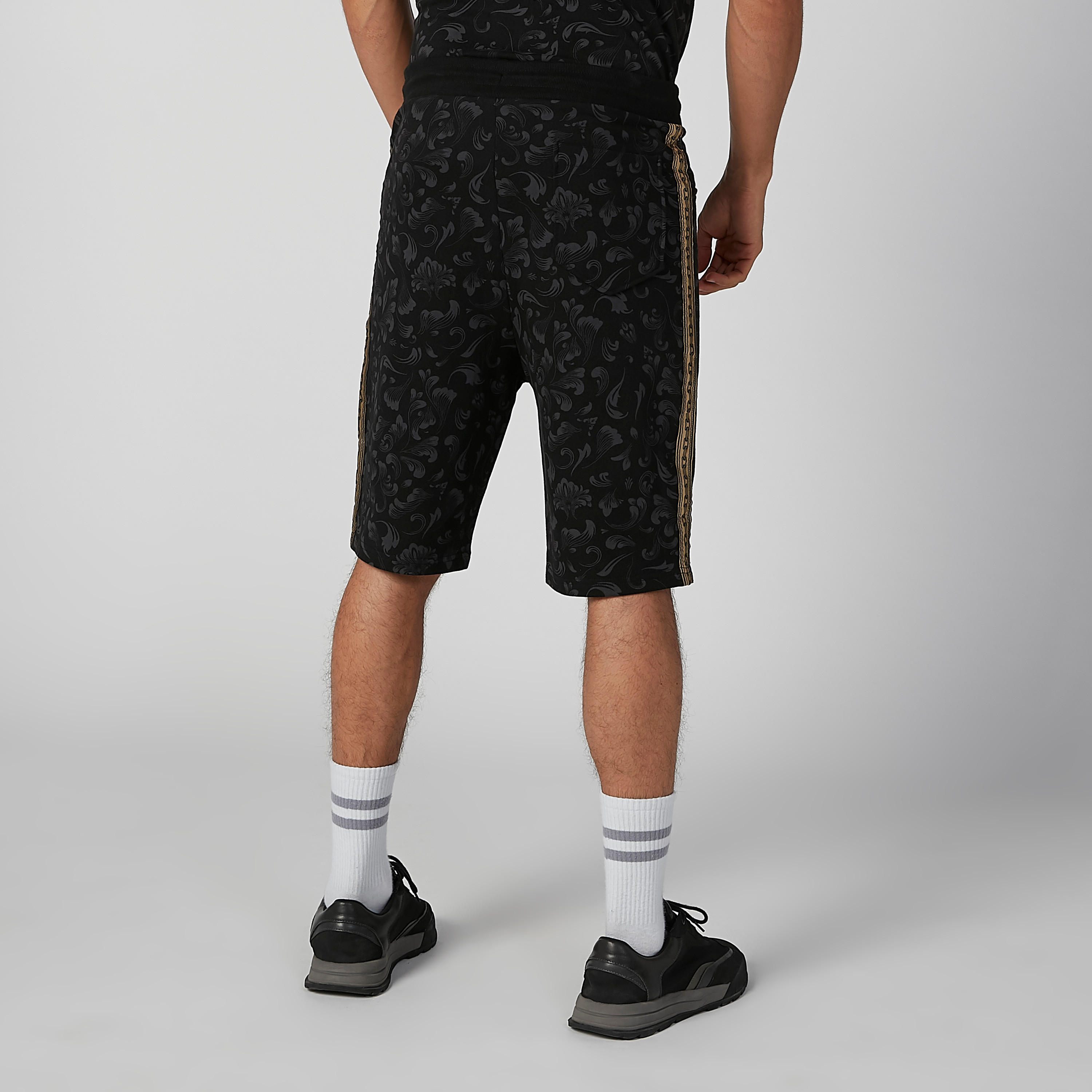 شورت مستدام بخصر مرن وجيوب وطبعات -men-clothing-bottoms-shorts-image-4