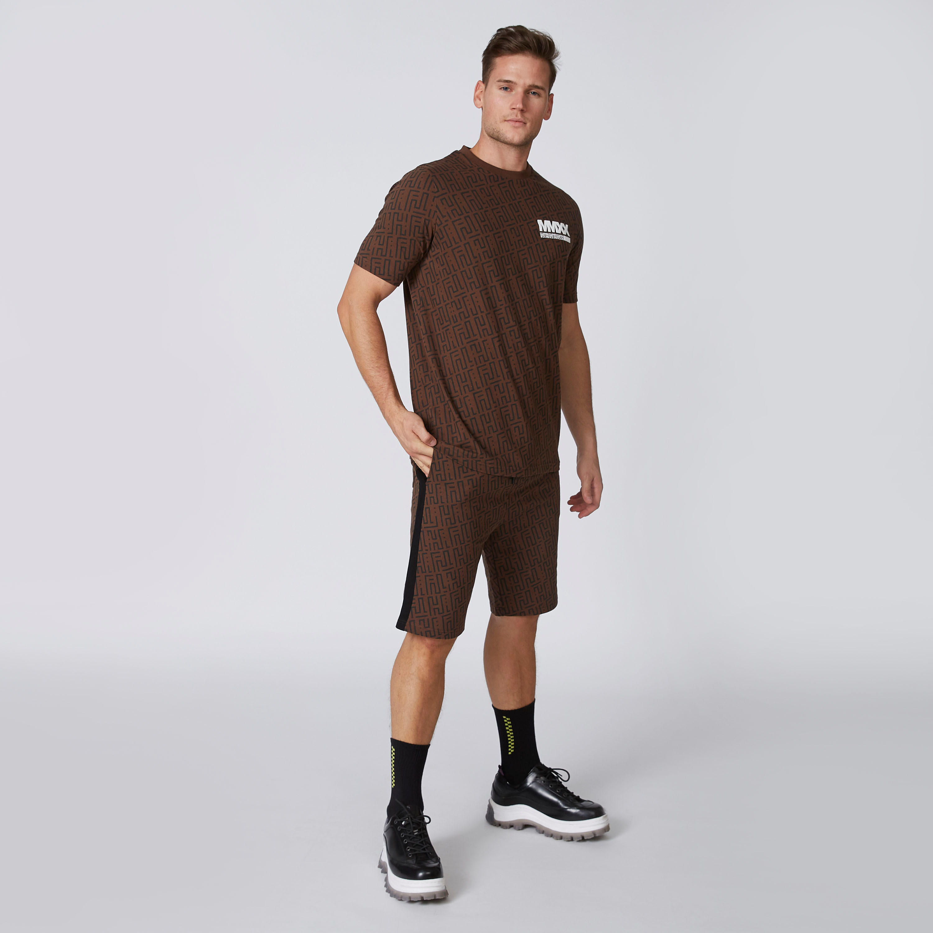 شورت بخصر مرن وجيوب وطبعات من خامات مستدامة-men-clothing-bottoms-shorts-image-1