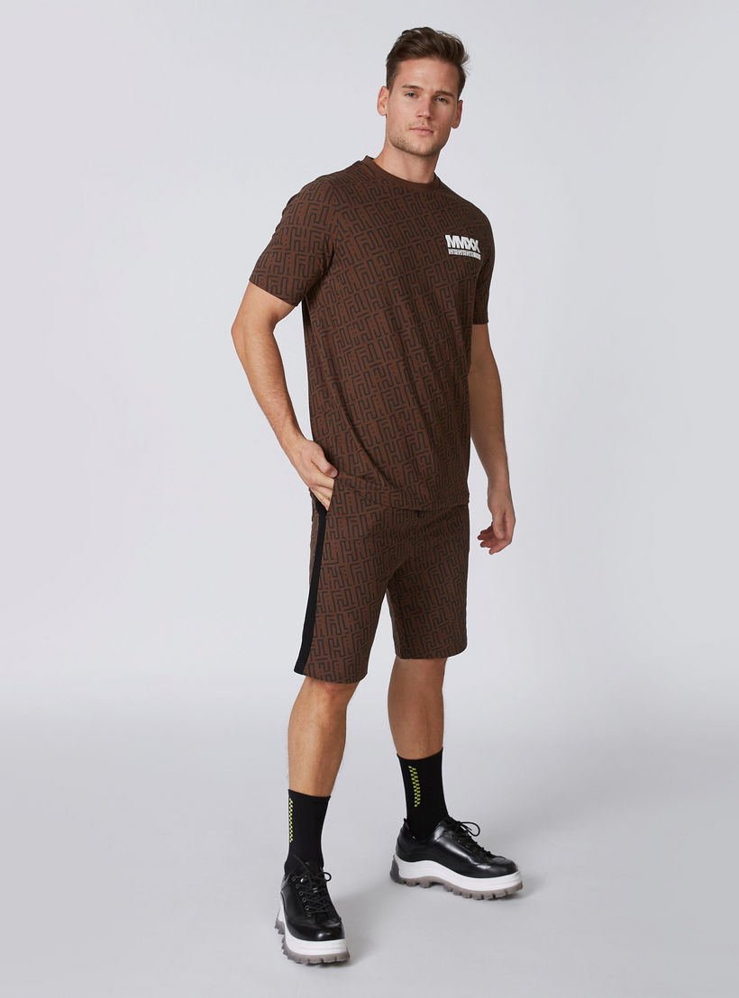 شورت بخصر مرن وجيوب وطبعات من خامات مستدامة-men-clothing-bottoms-shorts-image-1