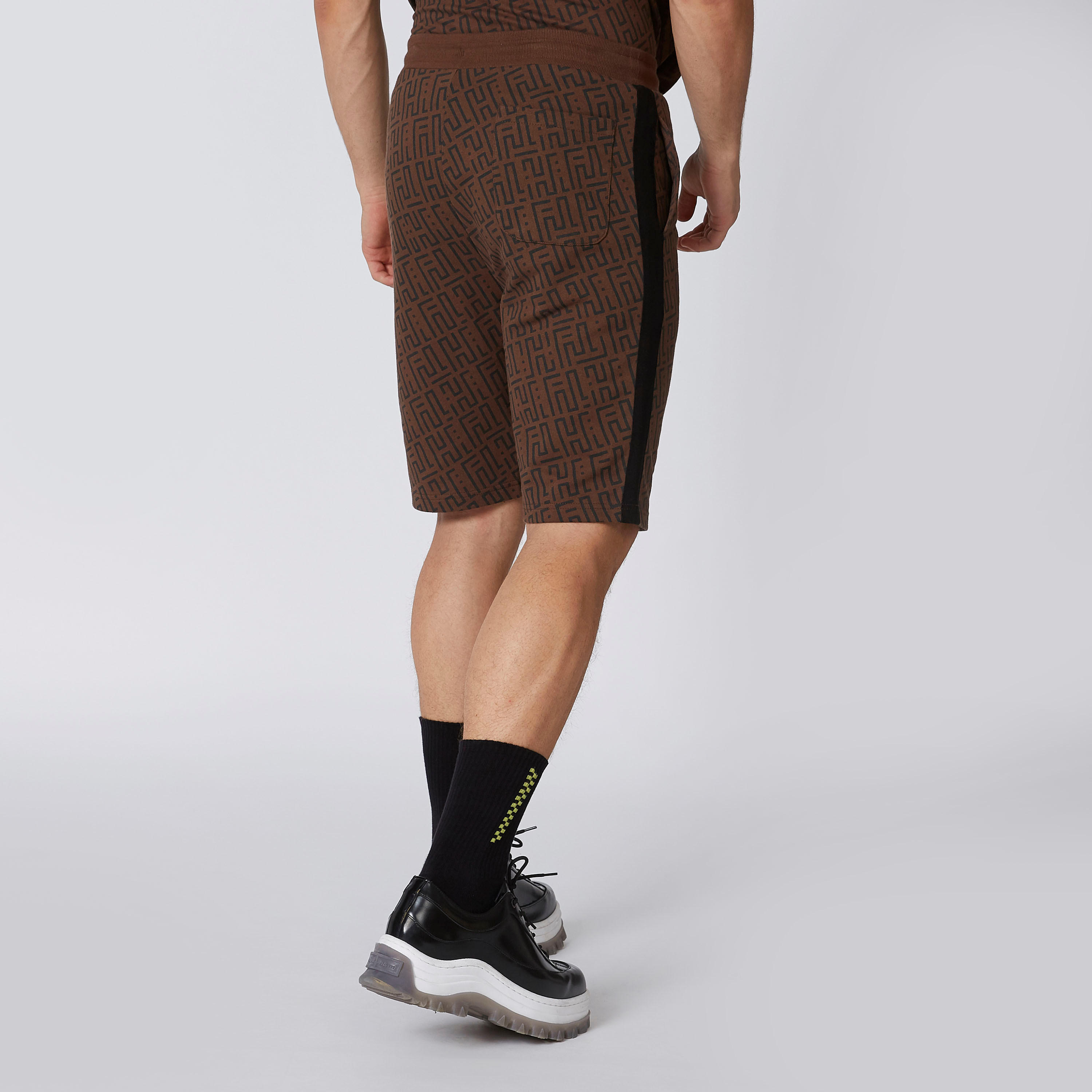 شورت بخصر مرن وجيوب وطبعات من خامات مستدامة-men-clothing-bottoms-shorts-image-2