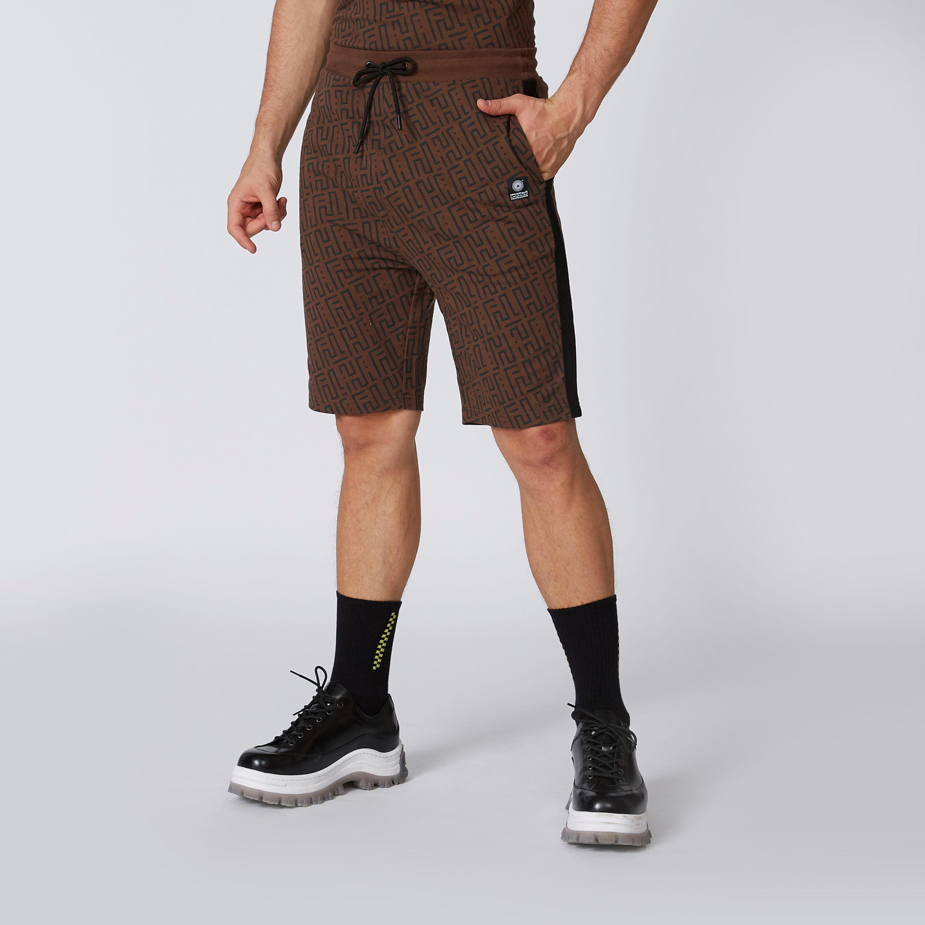 شورت بخصر مرن وجيوب وطبعات من خامات مستدامة-men-clothing-bottoms-shorts-image-3