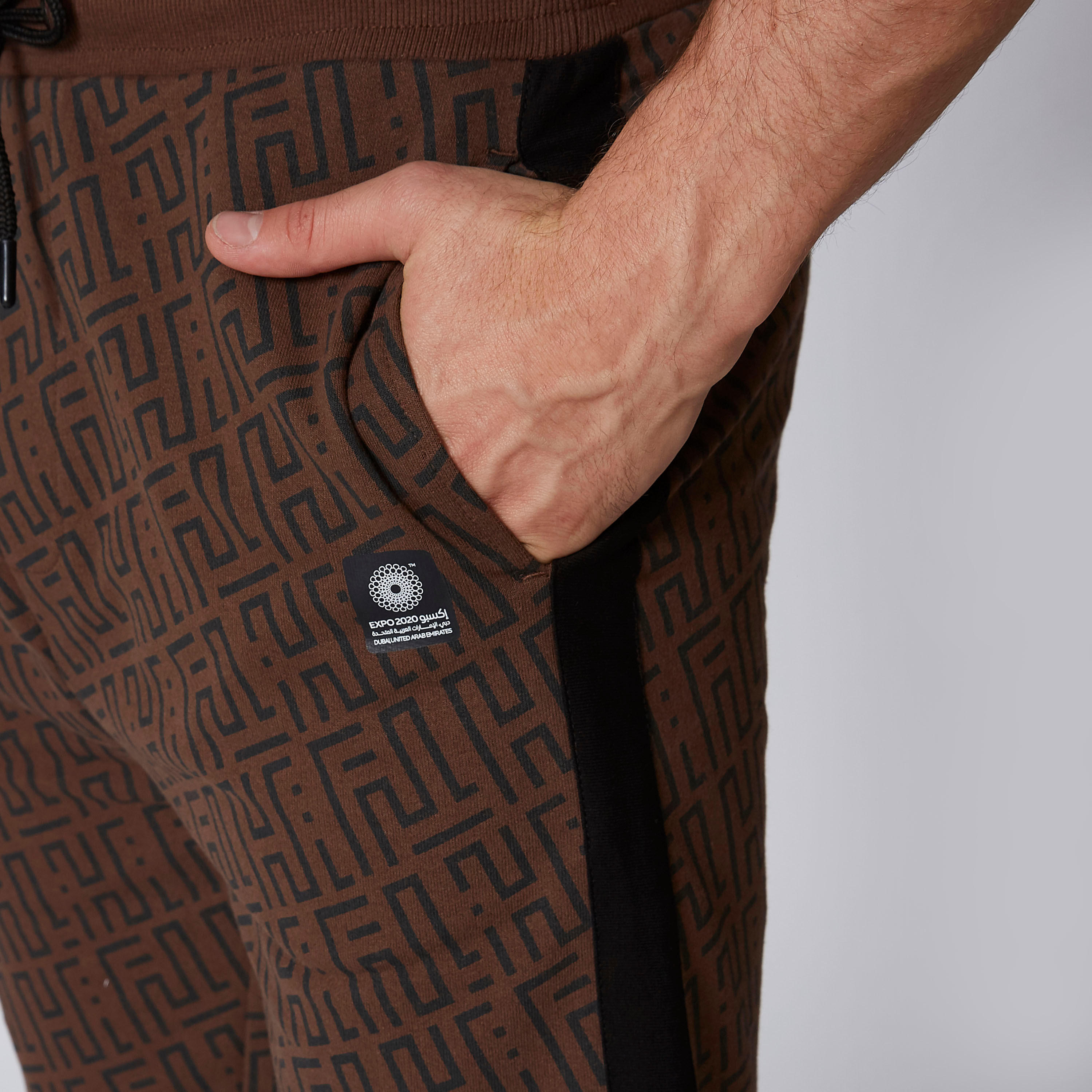شورت بخصر مرن وجيوب وطبعات من خامات مستدامة-men-clothing-bottoms-shorts-image-4