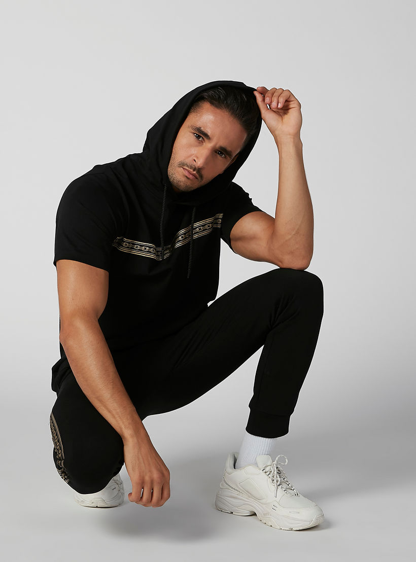 تيشيرت مستدام سليم بقبّعة وأكمام قصيرة وطبعات -men-clothing-tshirtsandpolos-tshirts-image-1