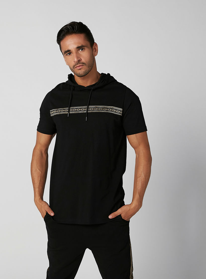 تيشيرت مستدام سليم بقبّعة وأكمام قصيرة وطبعات -men-clothing-tshirtsandpolos-tshirts-image-2