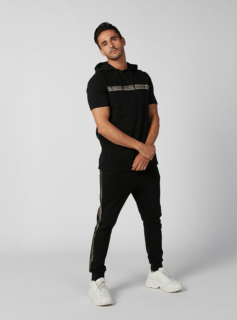 تيشيرت مستدام سليم بقبّعة وأكمام قصيرة وطبعات -men-clothing-tshirtsandpolos-tshirts-image-3