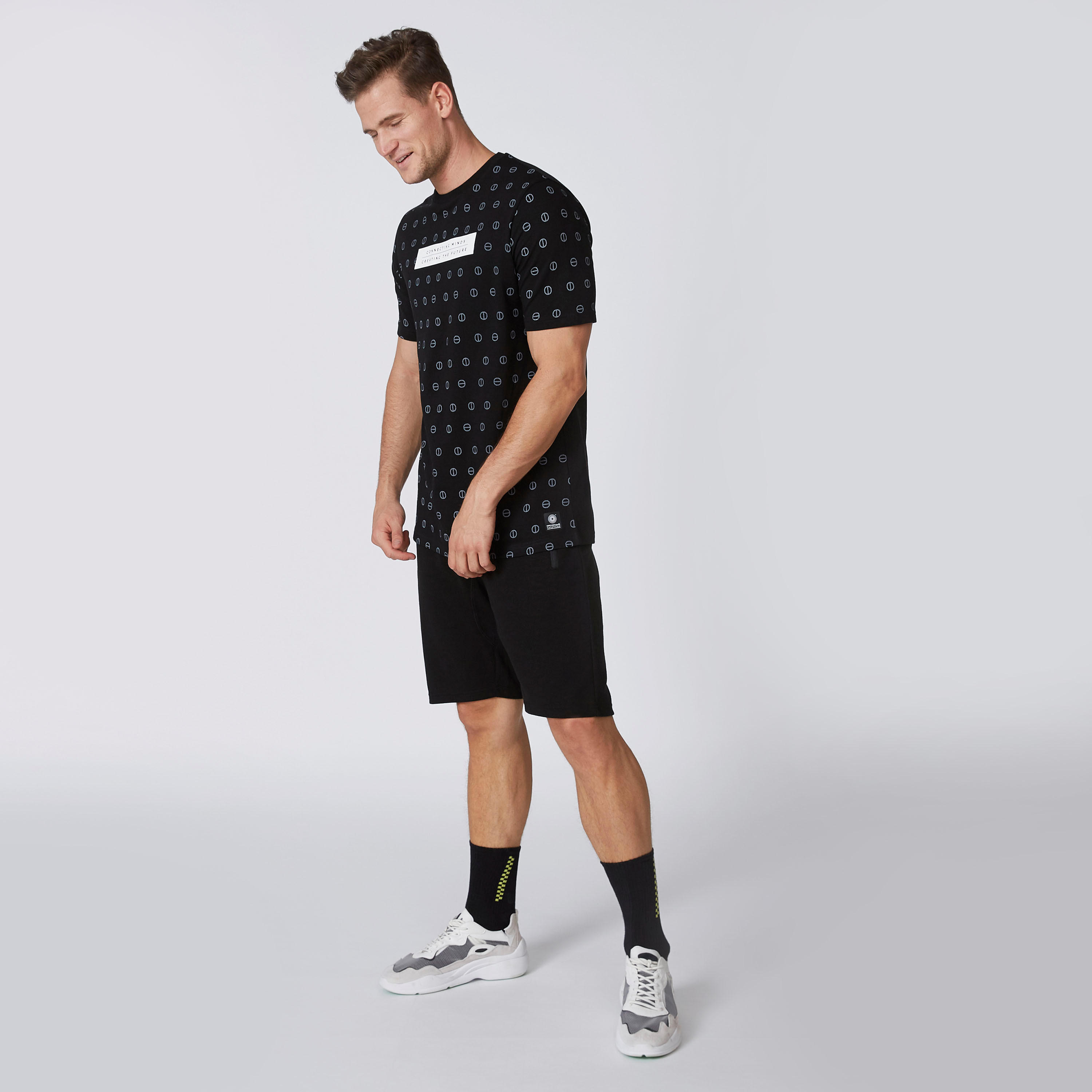 تيشيرت مستدام سليم بياقة ضيّقة وطبعات إكسبو 2020 -men-clothing-tshirtsandpolos-tshirts-image-1
