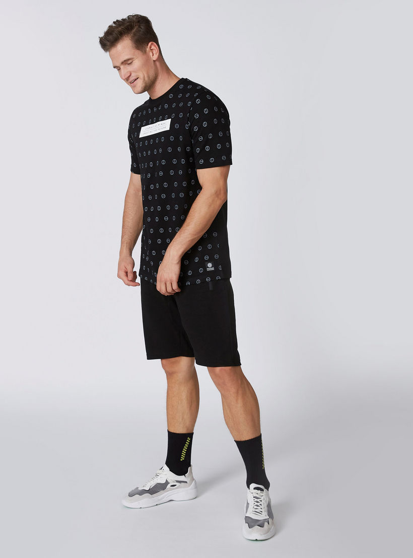 تيشيرت مستدام سليم بياقة ضيّقة وطبعات إكسبو 2020 -men-clothing-tshirtsandpolos-tshirts-image-1