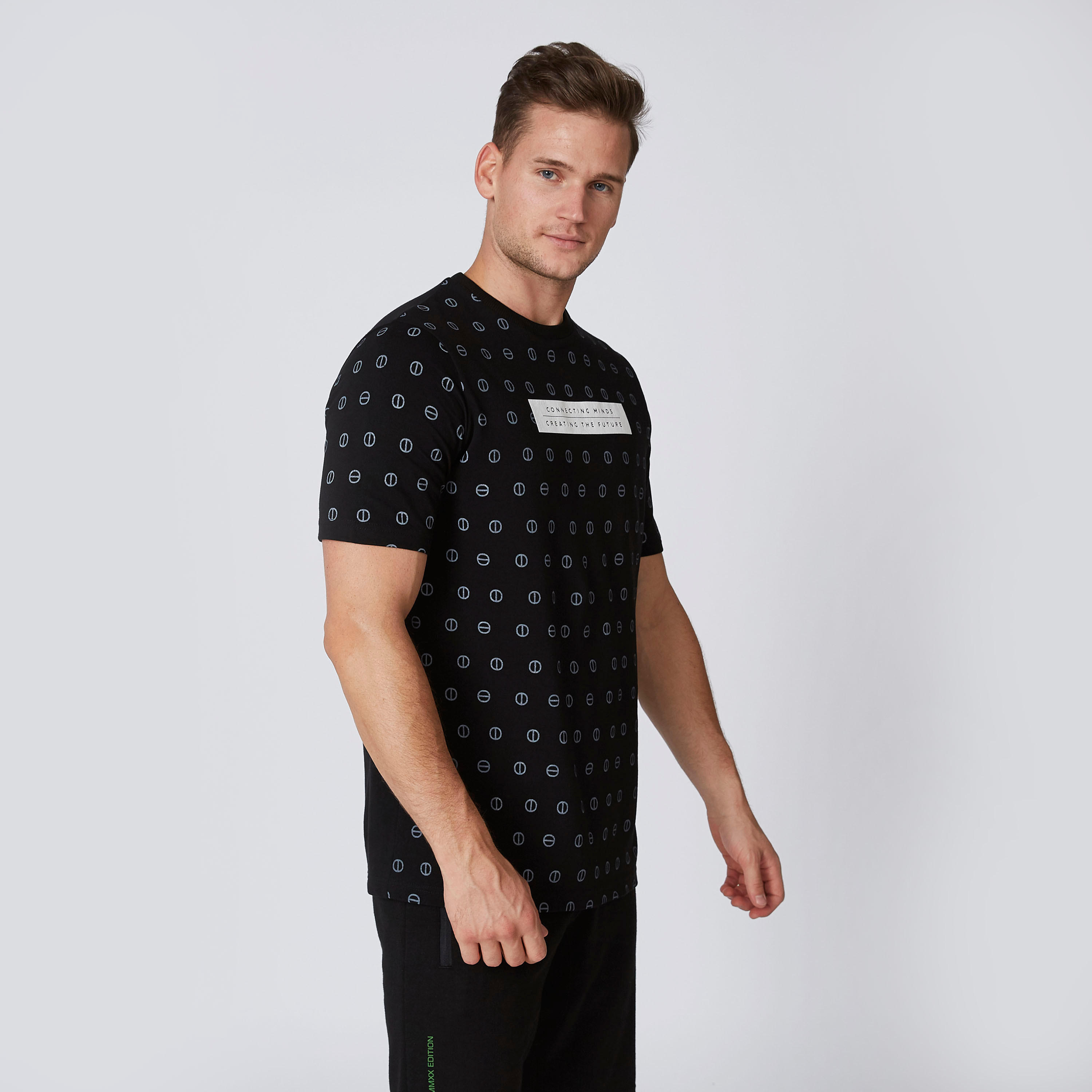 تيشيرت مستدام سليم بياقة ضيّقة وطبعات إكسبو 2020 -men-clothing-tshirtsandpolos-tshirts-image-3