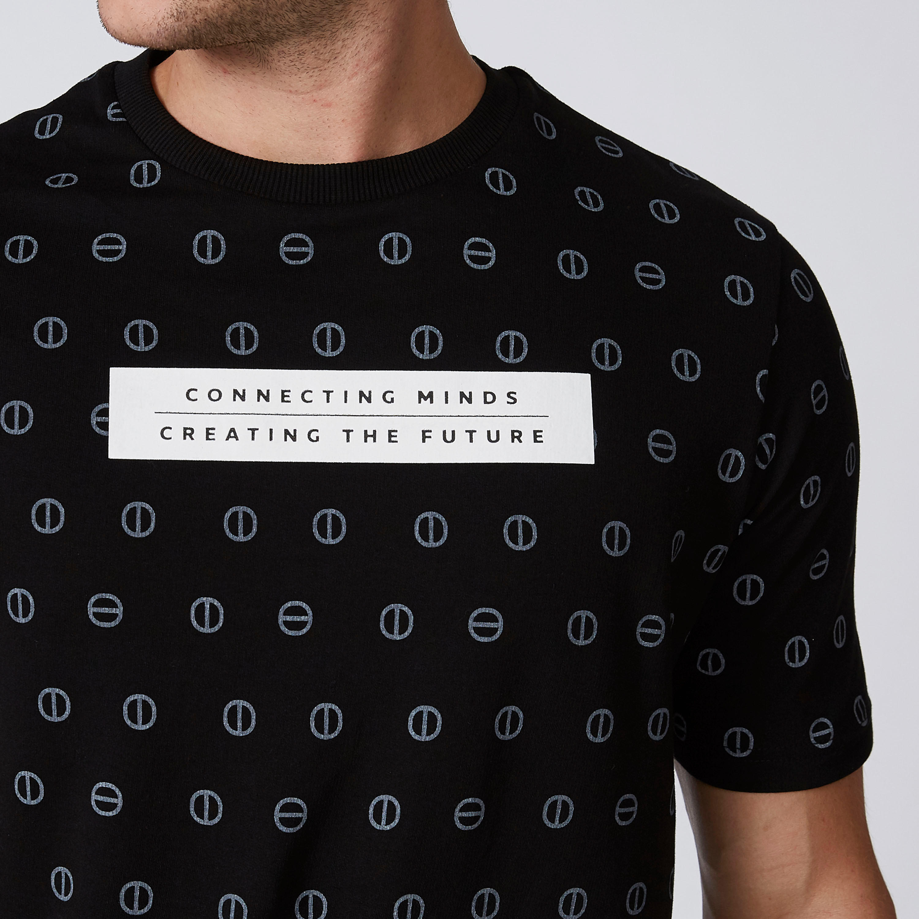 تيشيرت مستدام سليم بياقة ضيّقة وطبعات إكسبو 2020 -men-clothing-tshirtsandpolos-tshirts-image-4