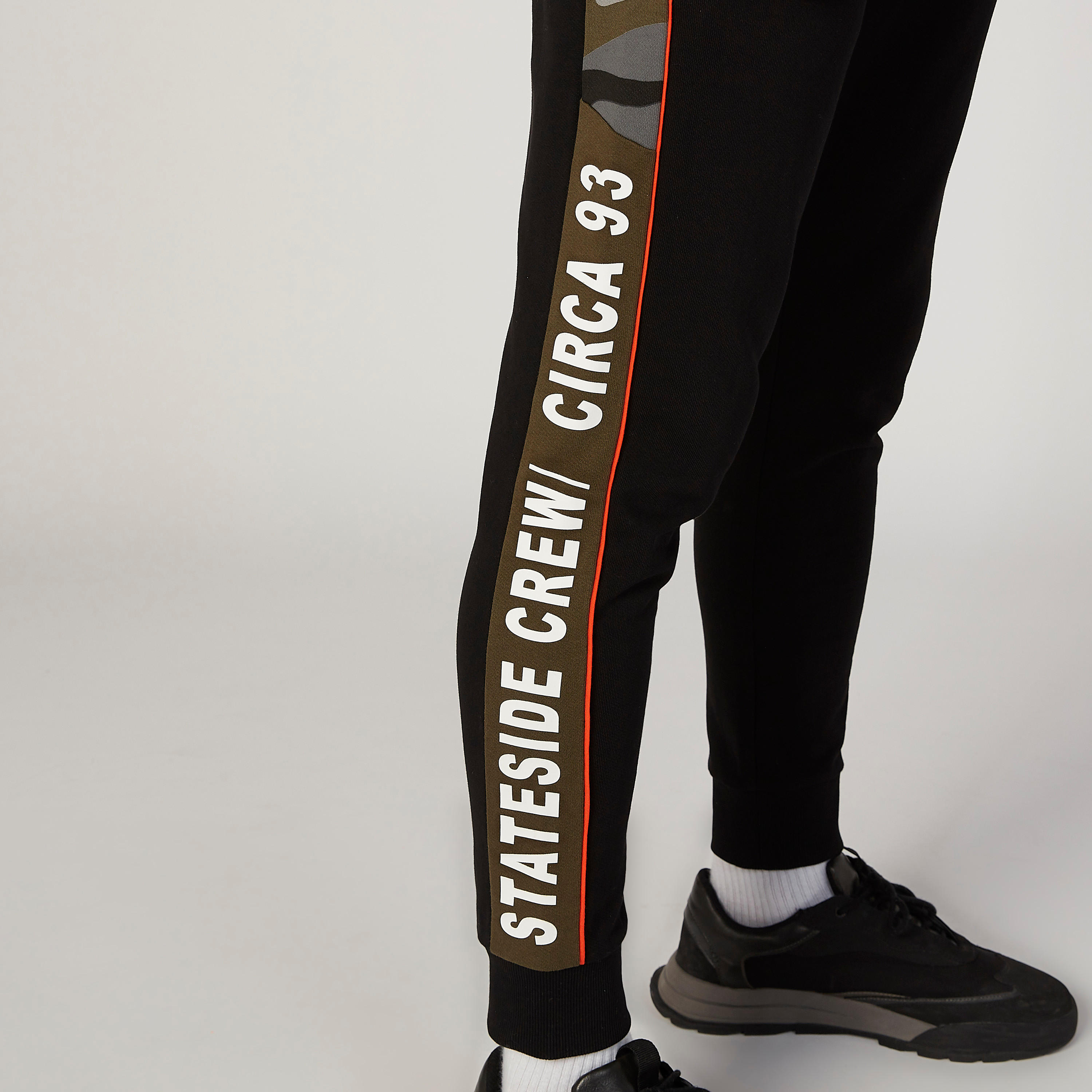 بنطلون رياضي مستدام برباط وجيوب وطبعات-men-clothing-bottoms-joggers-image-3