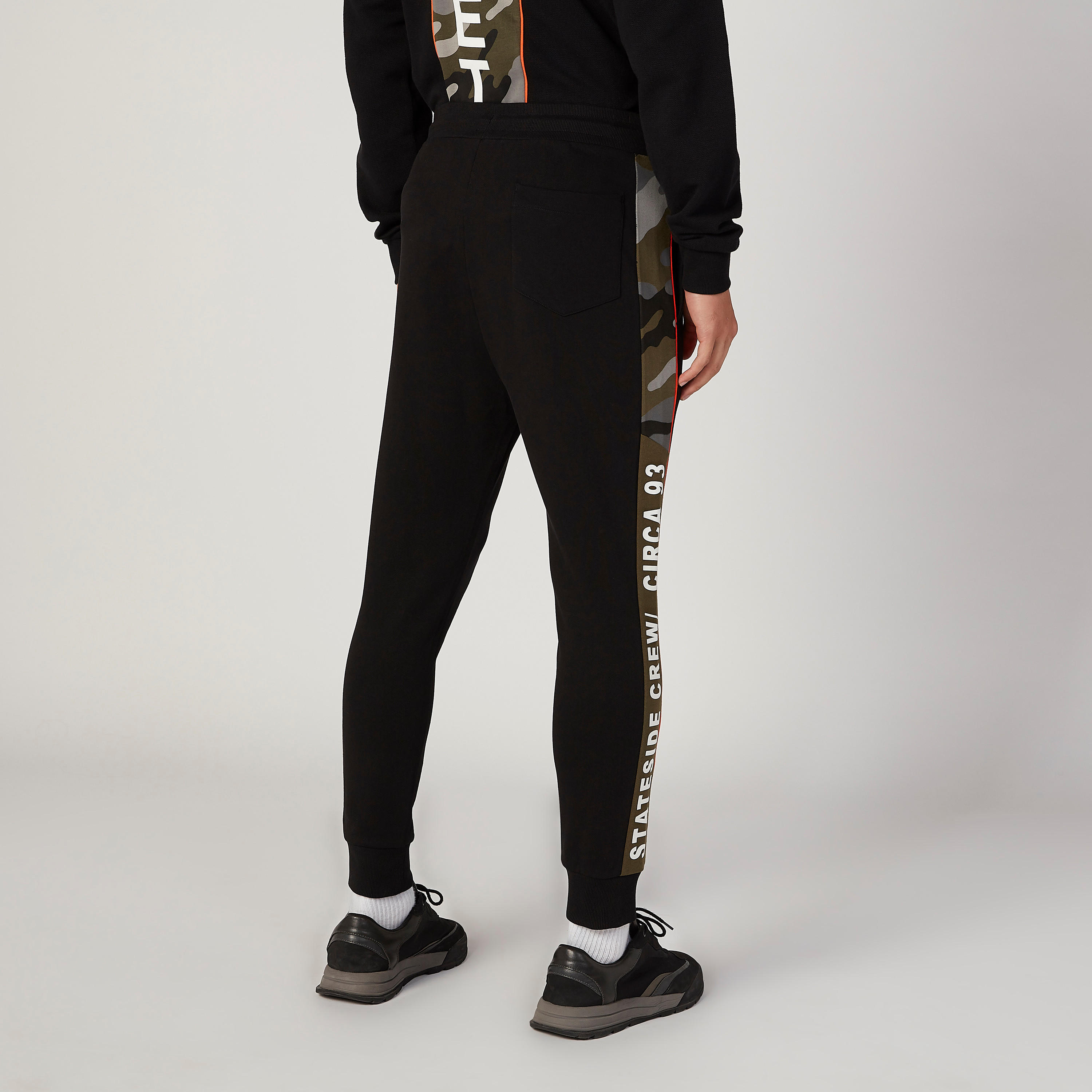 بنطلون رياضي مستدام برباط وجيوب وطبعات-men-clothing-bottoms-joggers-image-2