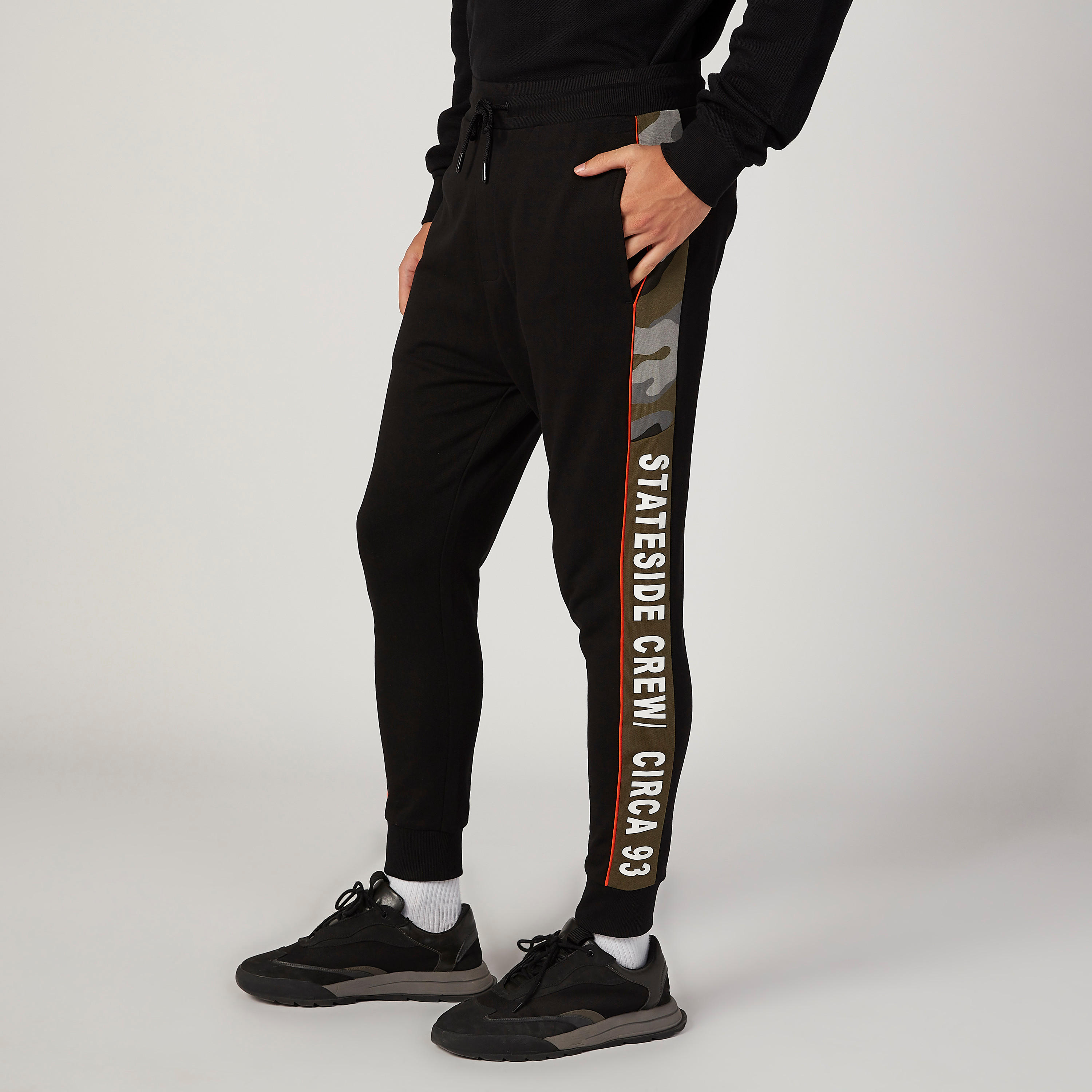 بنطلون رياضي مستدام برباط وجيوب وطبعات-men-clothing-bottoms-joggers-image-1