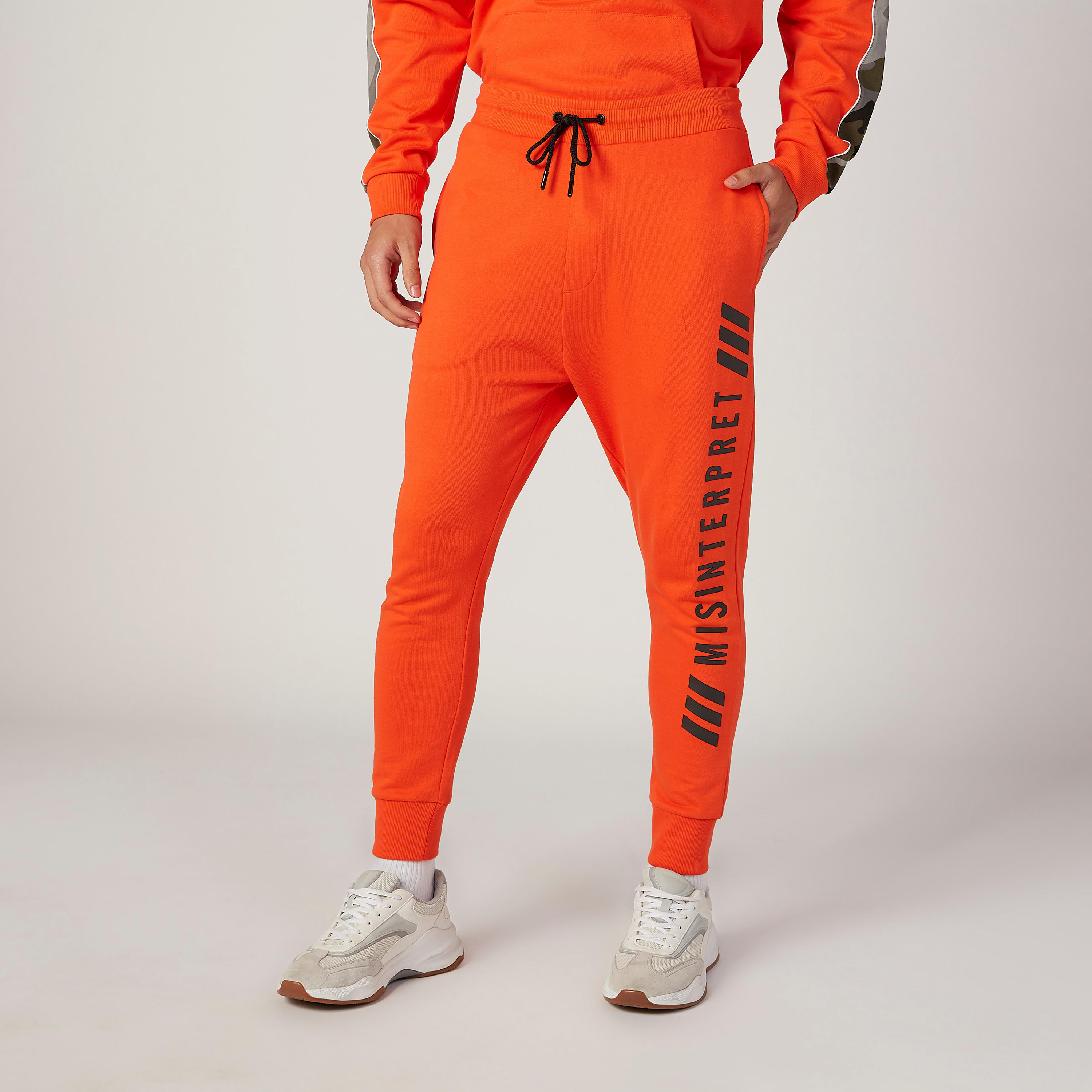 بنطلون رياضي مستدام بخصر مطاطي وطبعات-men-clothing-bottoms-joggers-image-1
