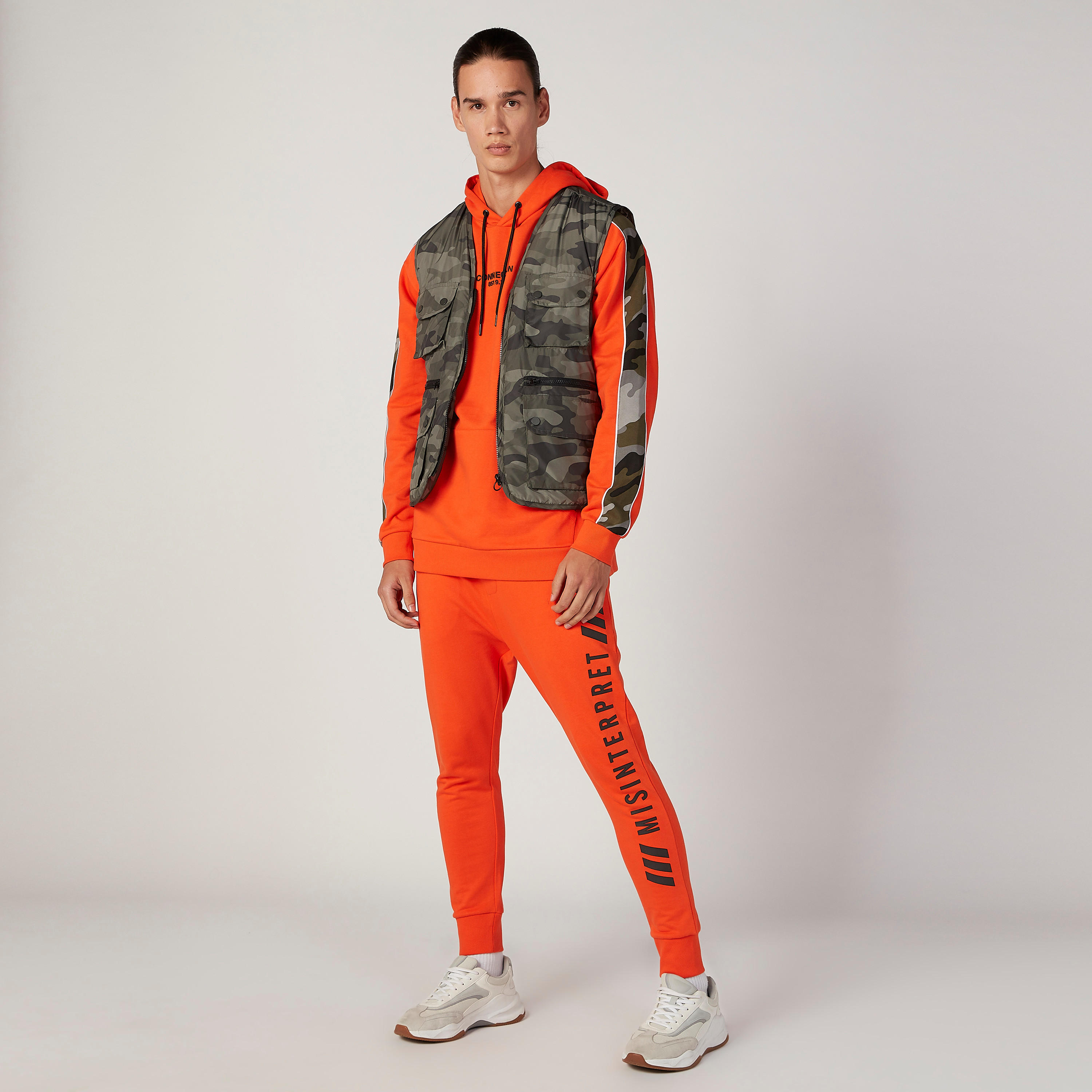 بنطلون رياضي مستدام بخصر مطاطي وطبعات-men-clothing-bottoms-joggers-image-2