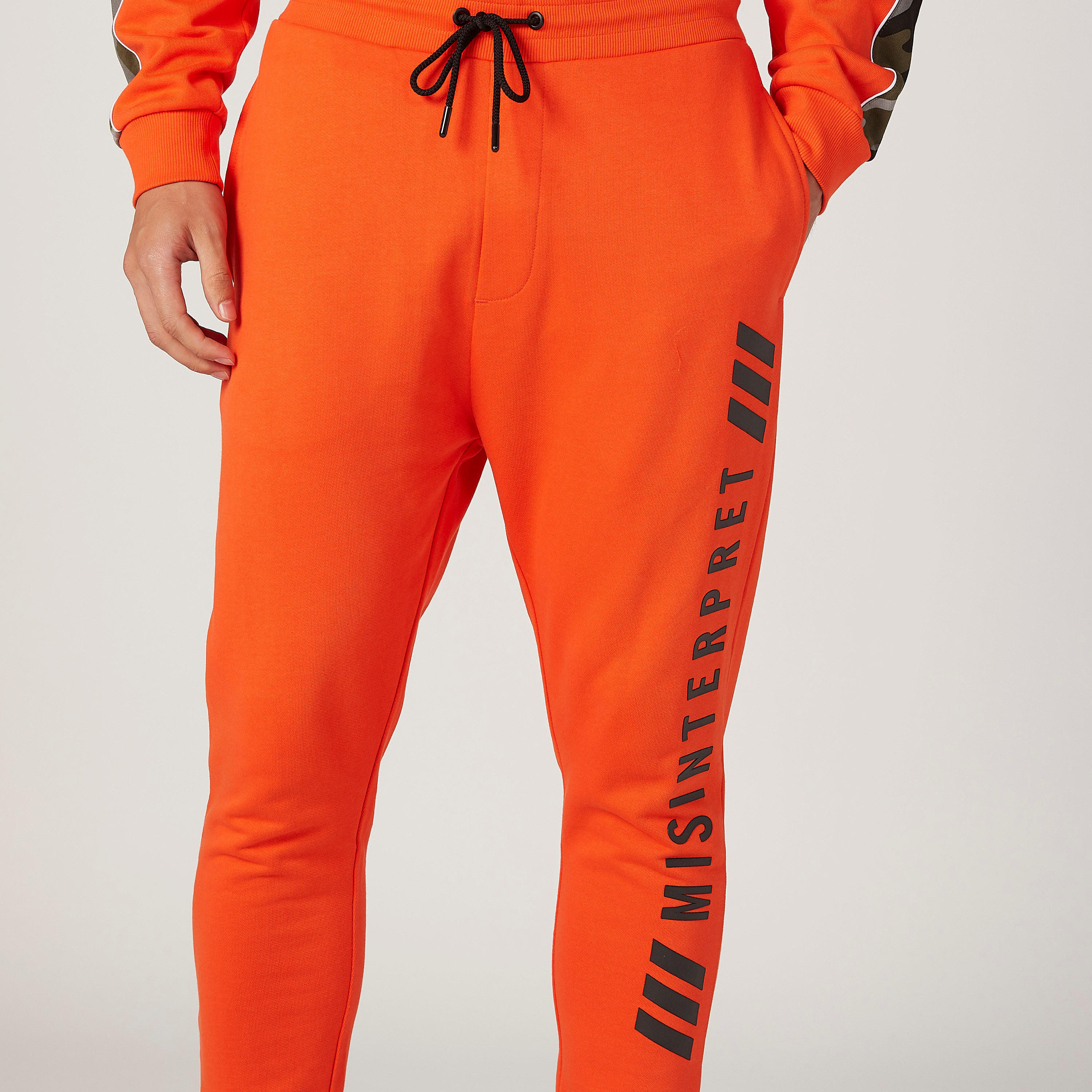 بنطلون رياضي مستدام بخصر مطاطي وطبعات-men-clothing-bottoms-joggers-image-3