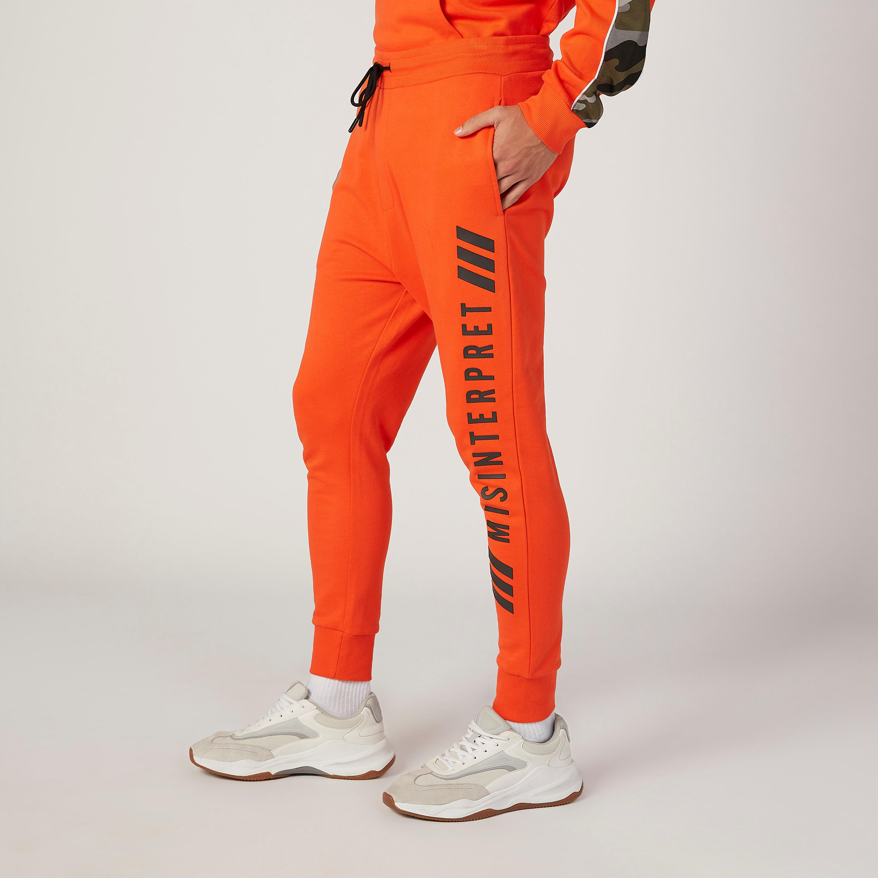 بنطلون رياضي مستدام بخصر مطاطي وطبعات-men-clothing-bottoms-joggers-image-5