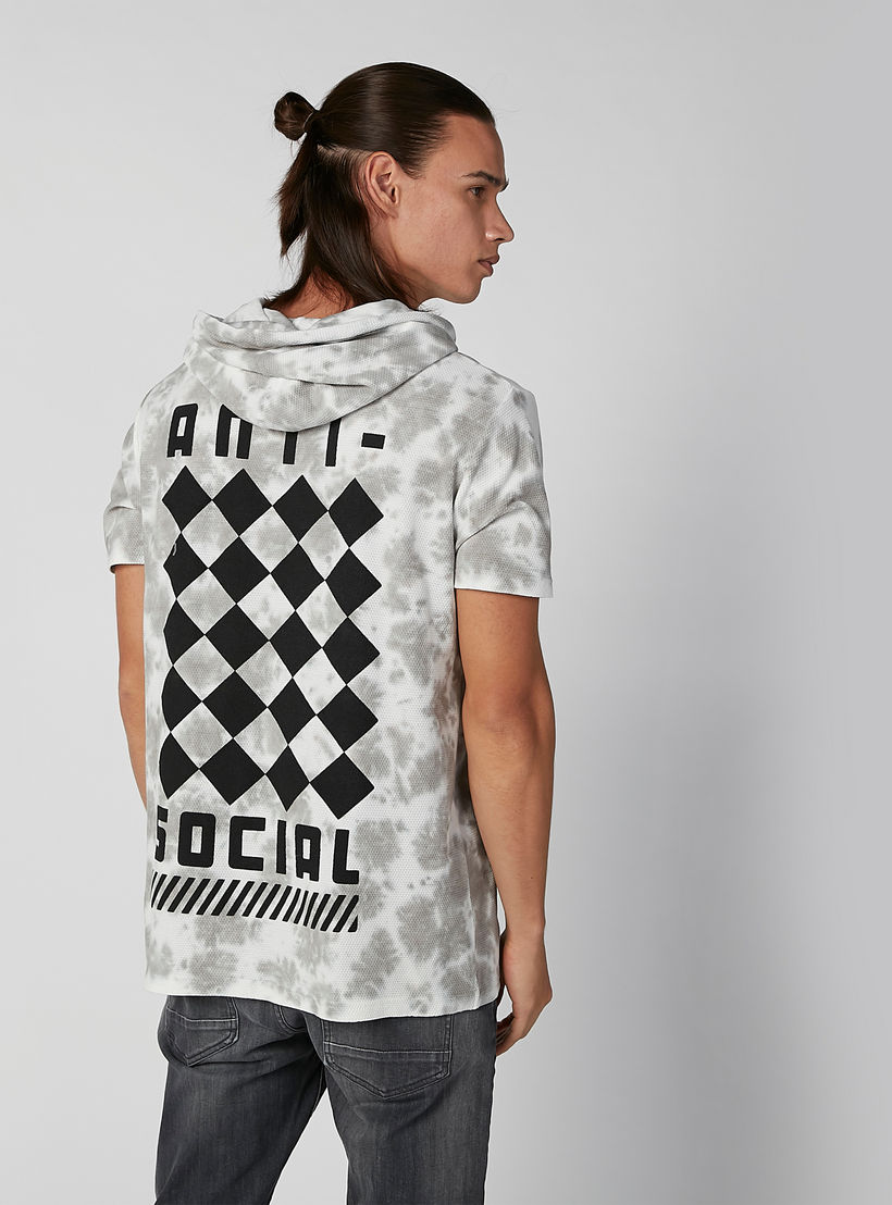 تيشيرت مستدام سليم بقبّعة وأكمام قصيرة وطبعات-men-clothing-tshirtsandpolos-tshirts-image-4