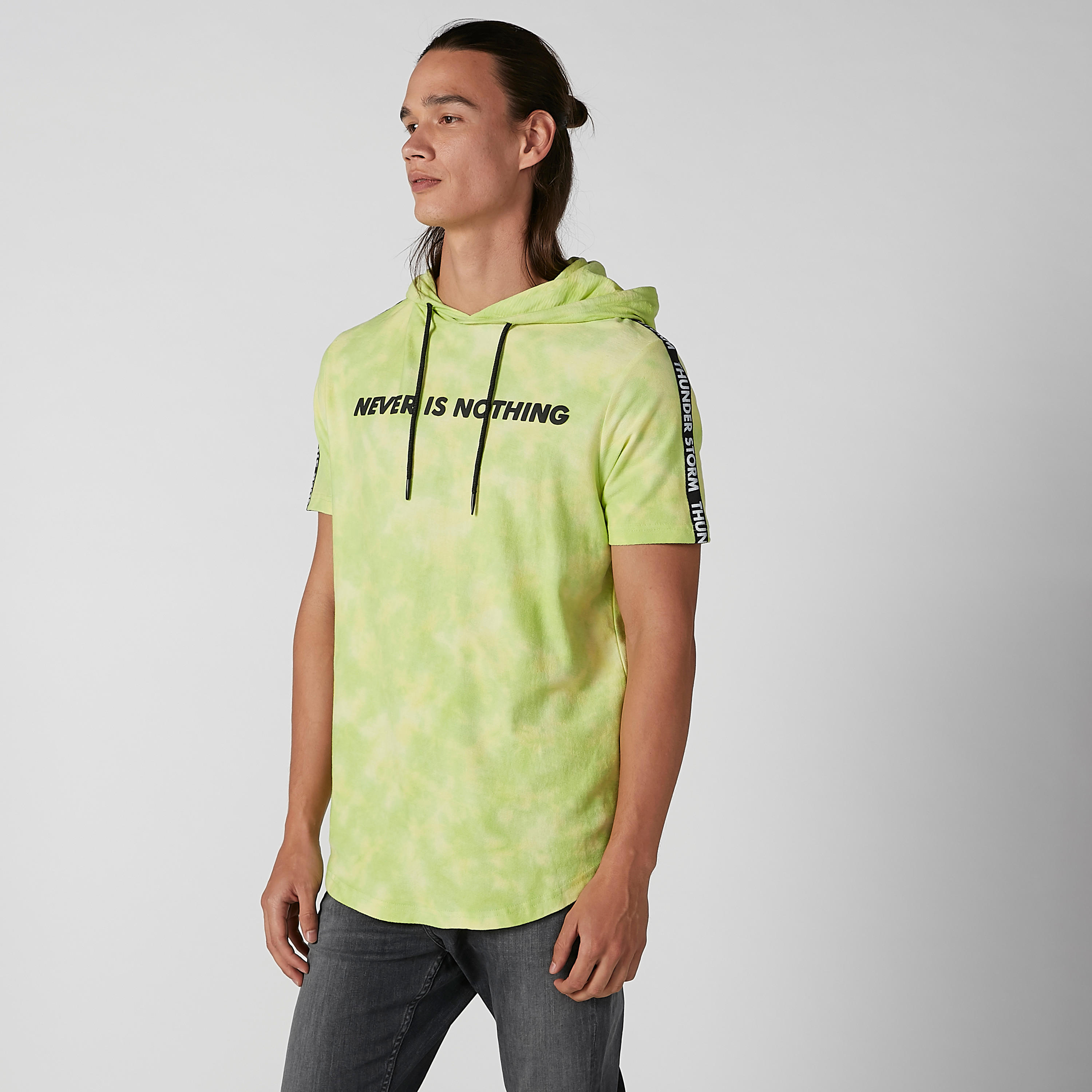 تيشيرت مستدام سليم بقبّعة وأكمام قصيرة وطبعات -men-clothing-tshirtsandpolos-tshirts-image-2