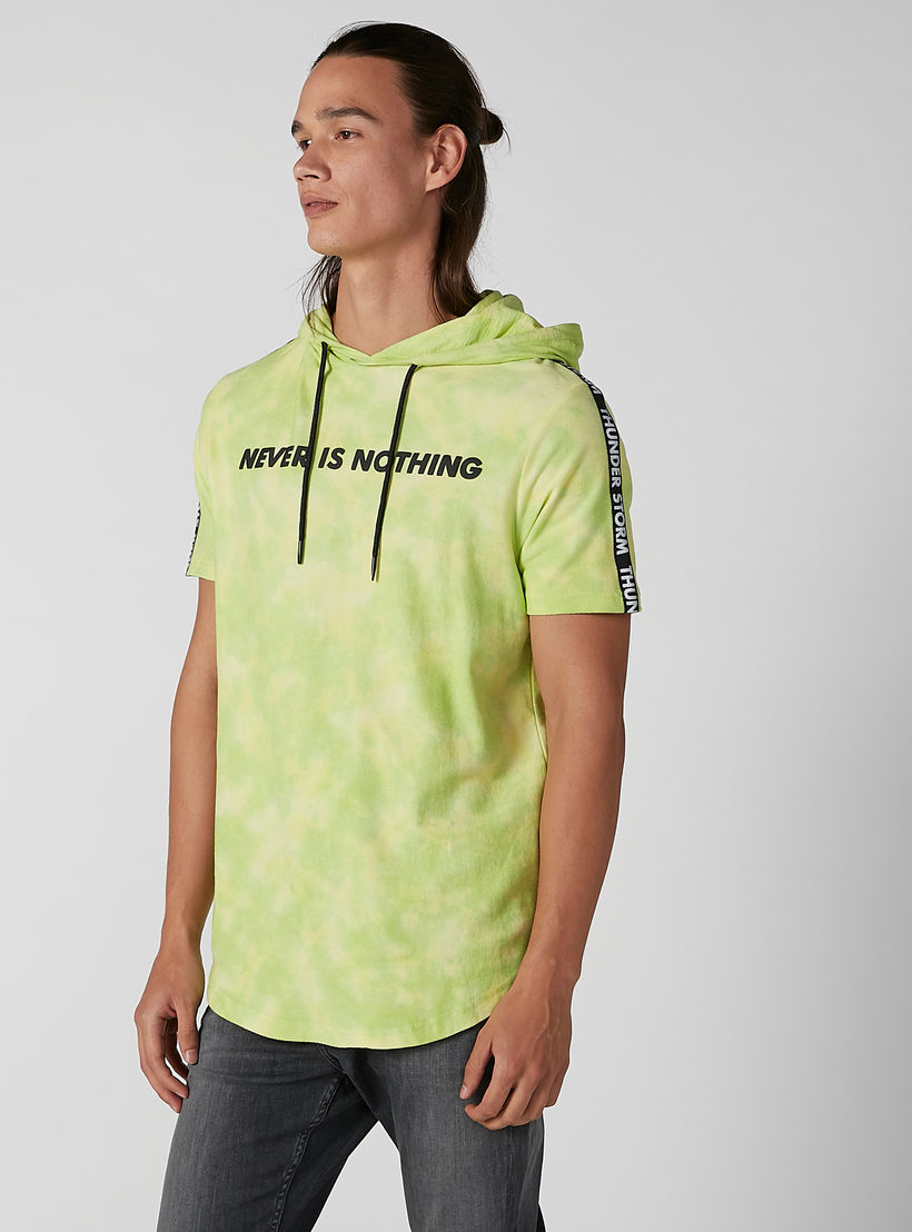 تيشيرت مستدام سليم بقبّعة وأكمام قصيرة وطبعات -men-clothing-tshirtsandpolos-tshirts-image-2