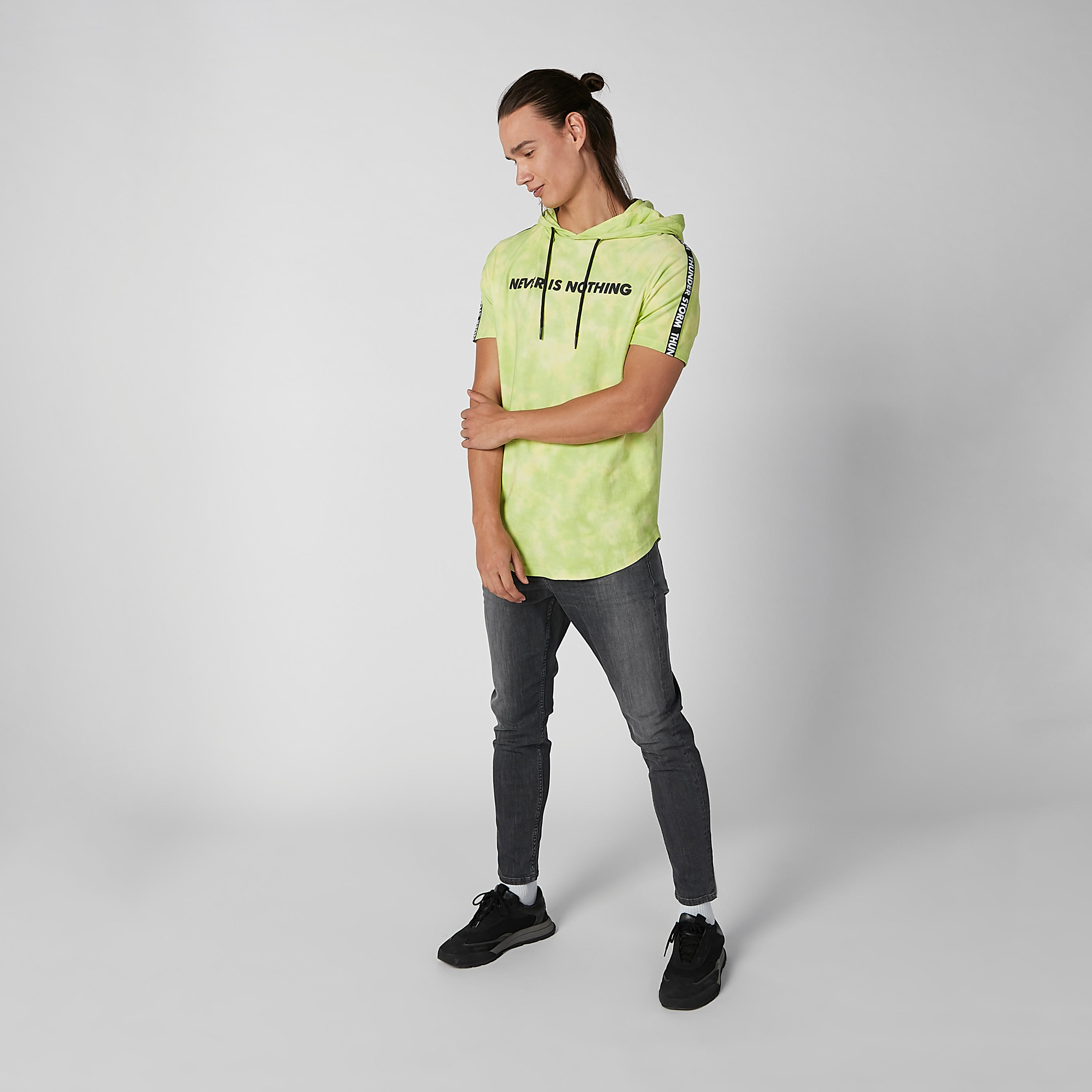تيشيرت مستدام سليم بقبّعة وأكمام قصيرة وطبعات -men-clothing-tshirtsandpolos-tshirts-image-3