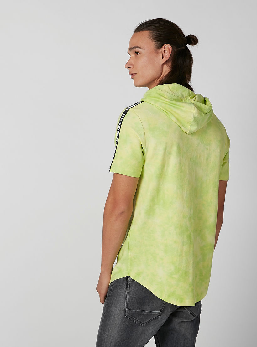 تيشيرت مستدام سليم بقبّعة وأكمام قصيرة وطبعات -men-clothing-tshirtsandpolos-tshirts-image-4