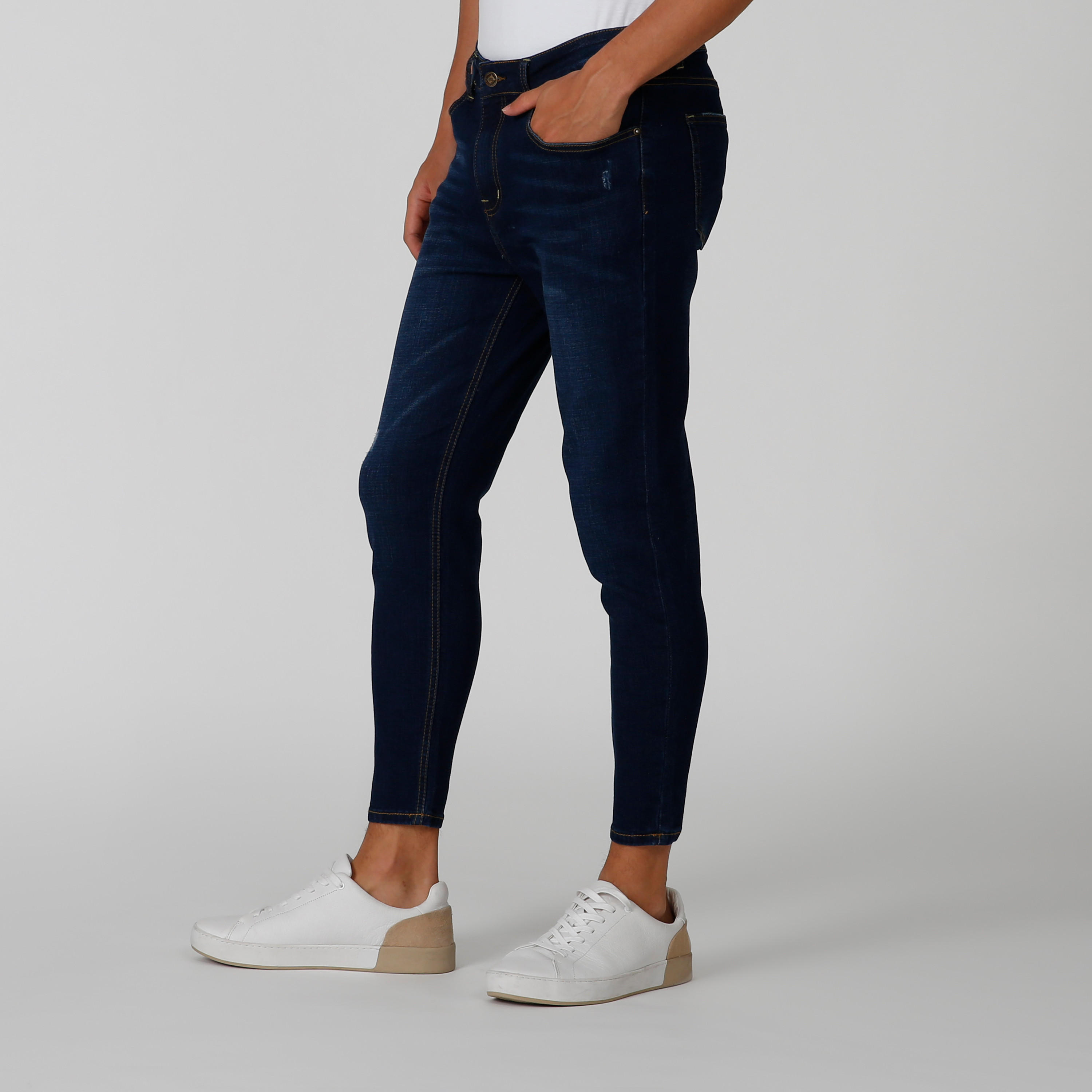 بنطلون جينز سكيني ممزق بخصر منخفض وجيوب-men-clothing-bottoms-jeans-image-3