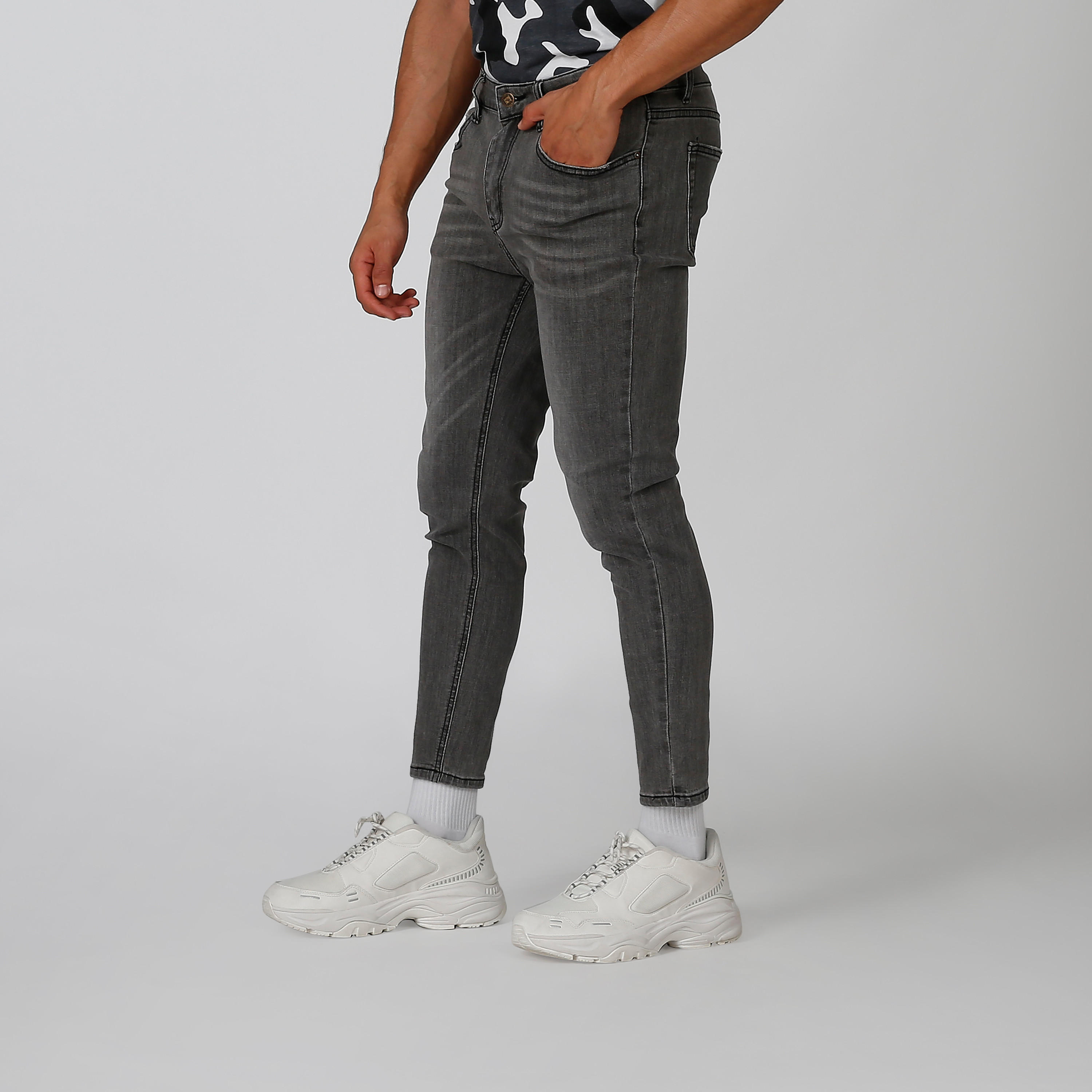 بنطلون جينز سكيني سادة بخصر منخفض وجيوب وحلقات للحزام-men-clothing-bottoms-jeans-image-3