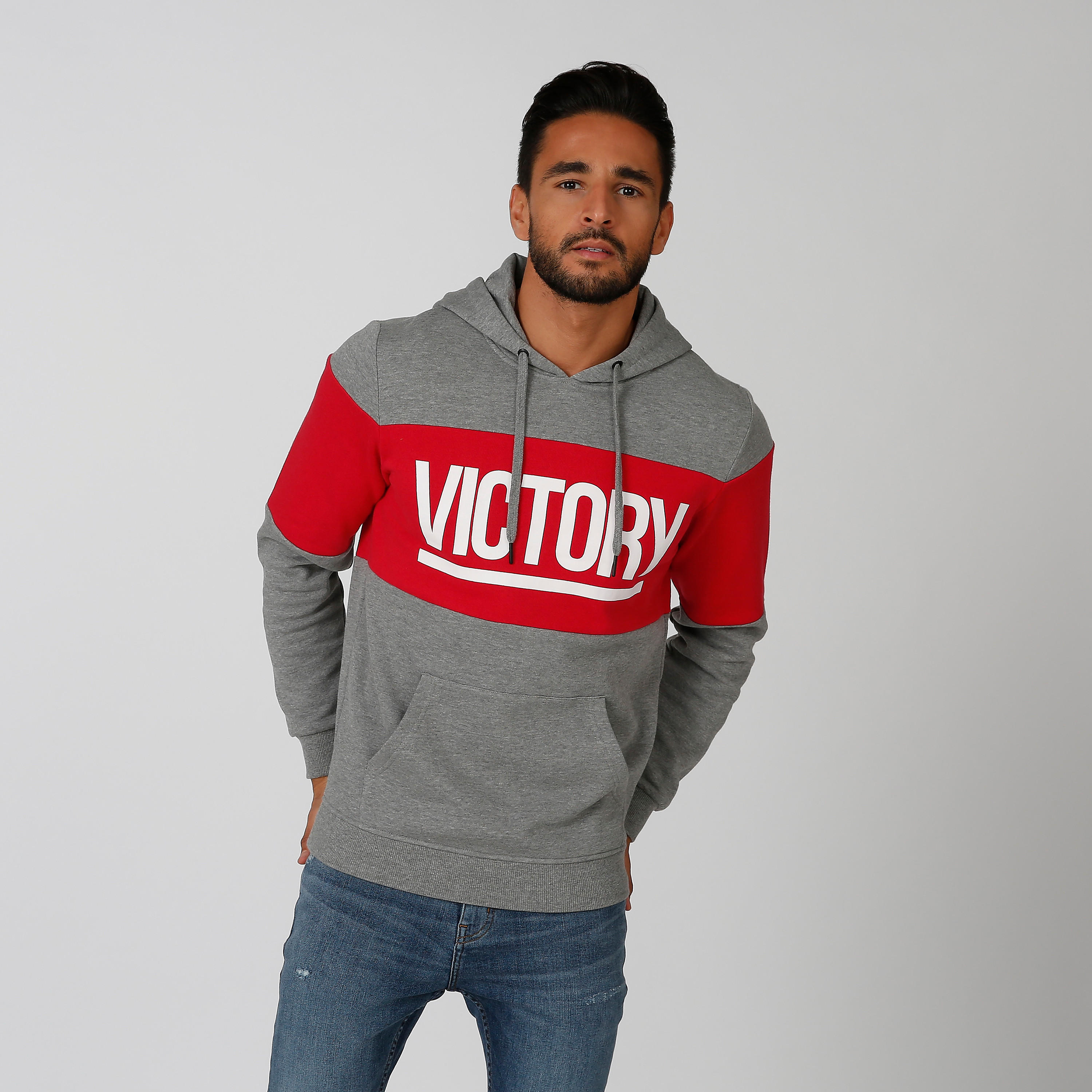 سويت شيرت مستدام بقبعة وجيوب كانجارو وطبعات -men-winterwear-hoodiesandsweatshirts-image-1
