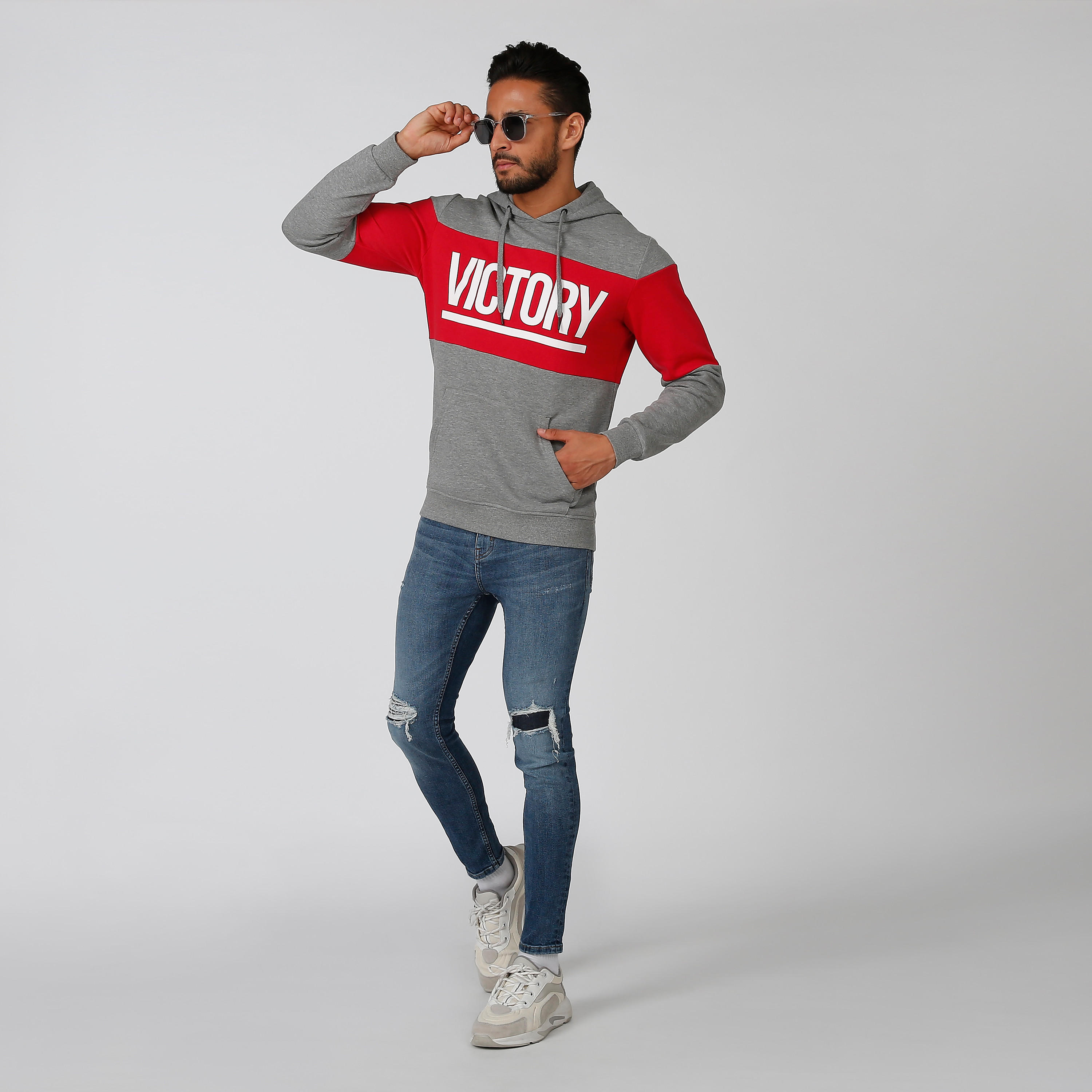 سويت شيرت مستدام بقبعة وجيوب كانجارو وطبعات -men-winterwear-hoodiesandsweatshirts-image-3