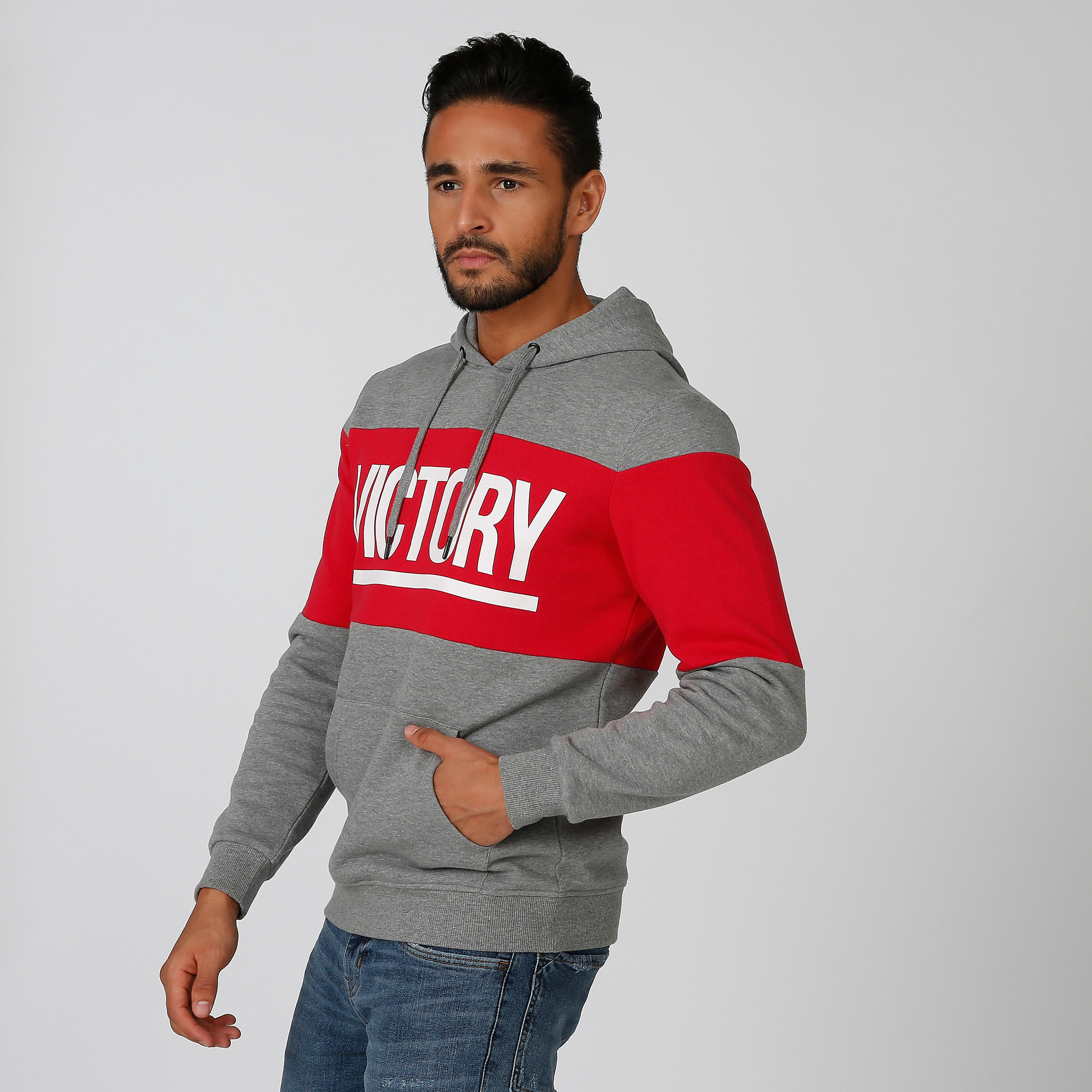 سويت شيرت مستدام بقبعة وجيوب كانجارو وطبعات -men-winterwear-hoodiesandsweatshirts-image-4