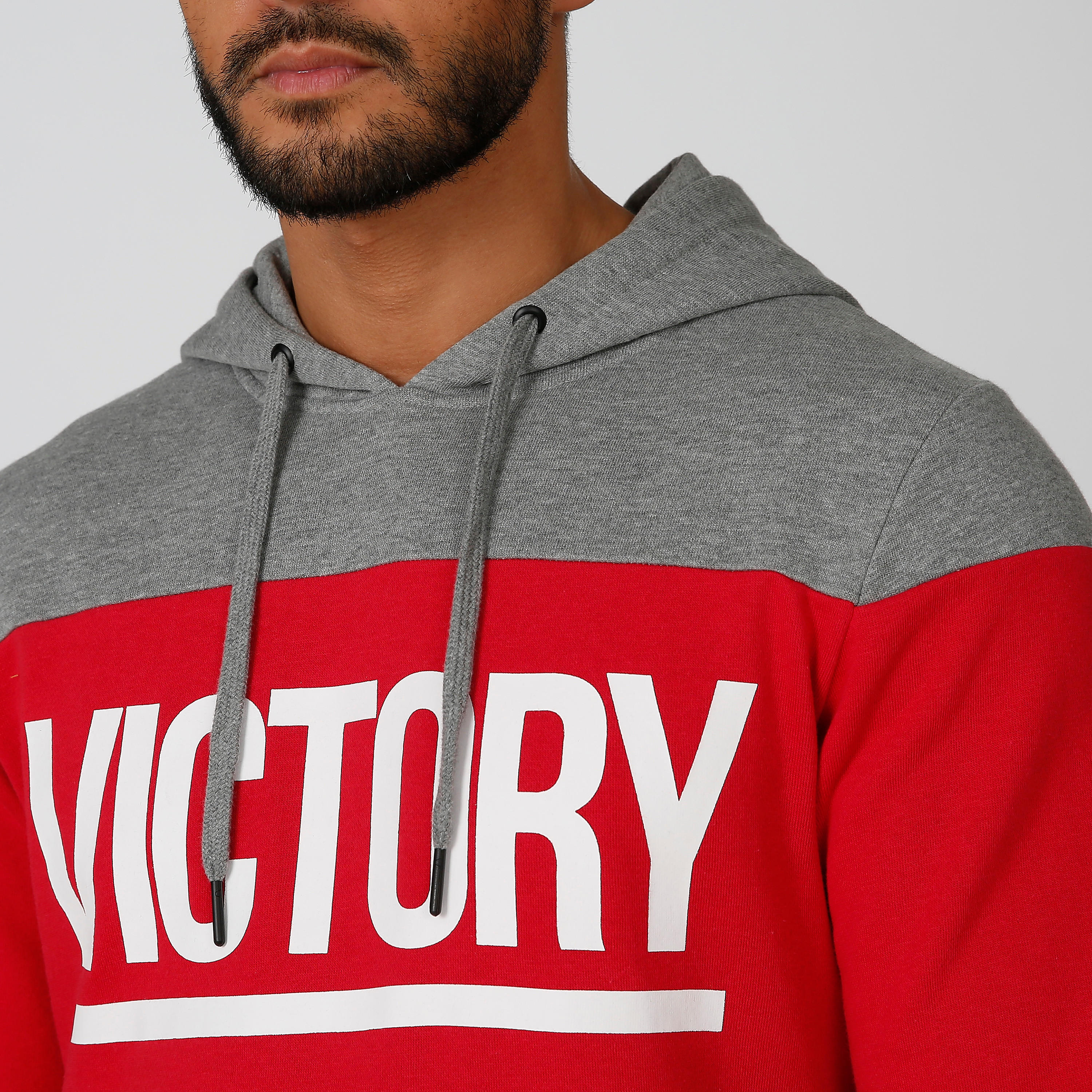 سويت شيرت مستدام بقبعة وجيوب كانجارو وطبعات -men-winterwear-hoodiesandsweatshirts-image-5