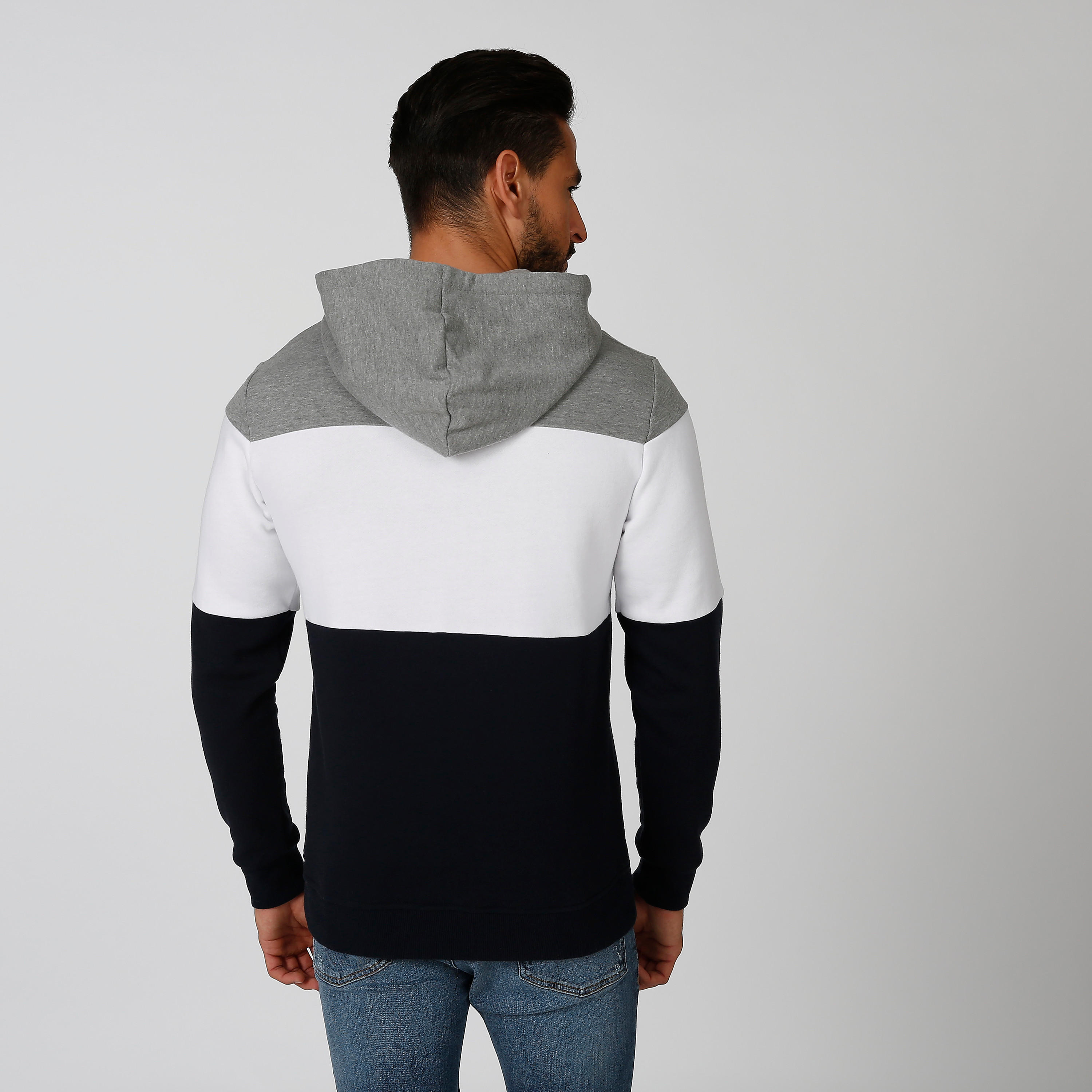 سويت شيرت مستدام بقبعة وجيوب كانجارو وطبعات -men-winterwear-hoodiesandsweatshirts-image-2